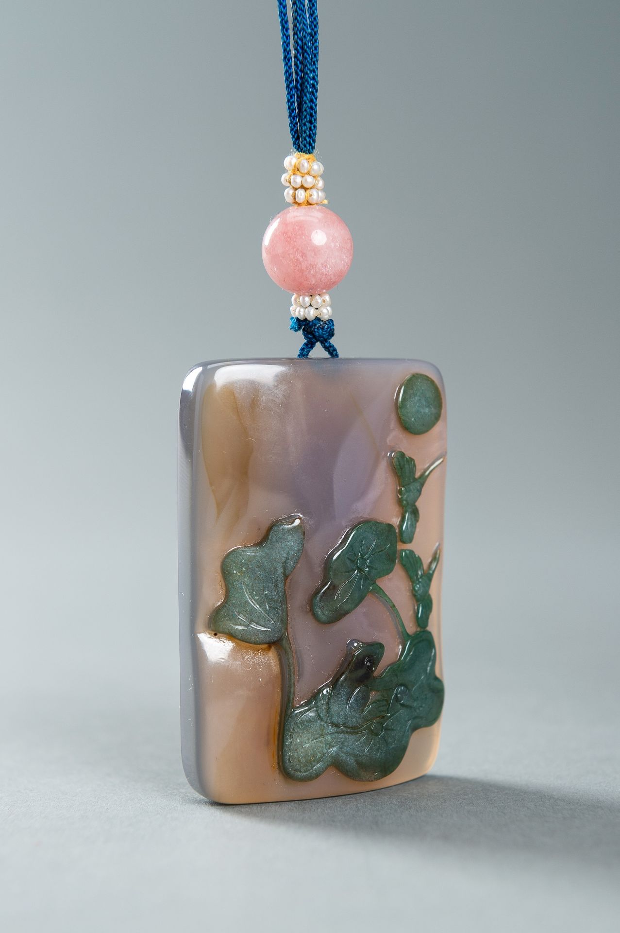 AN AGATE PLAQUE PENDANT CARVED WITH A LOTUS POND - Image 2 of 10