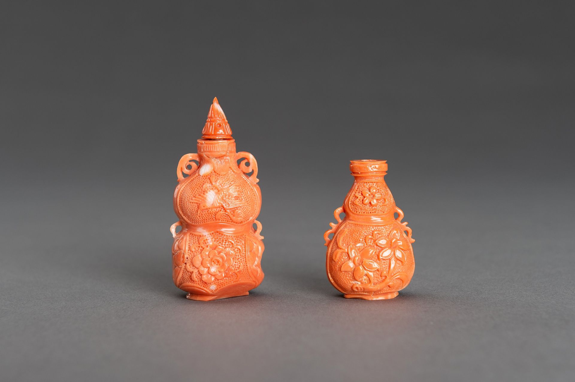 TWO CARVED MOMO CORAL SNUFF BOTTLES, c. 1920s - Bild 10 aus 15