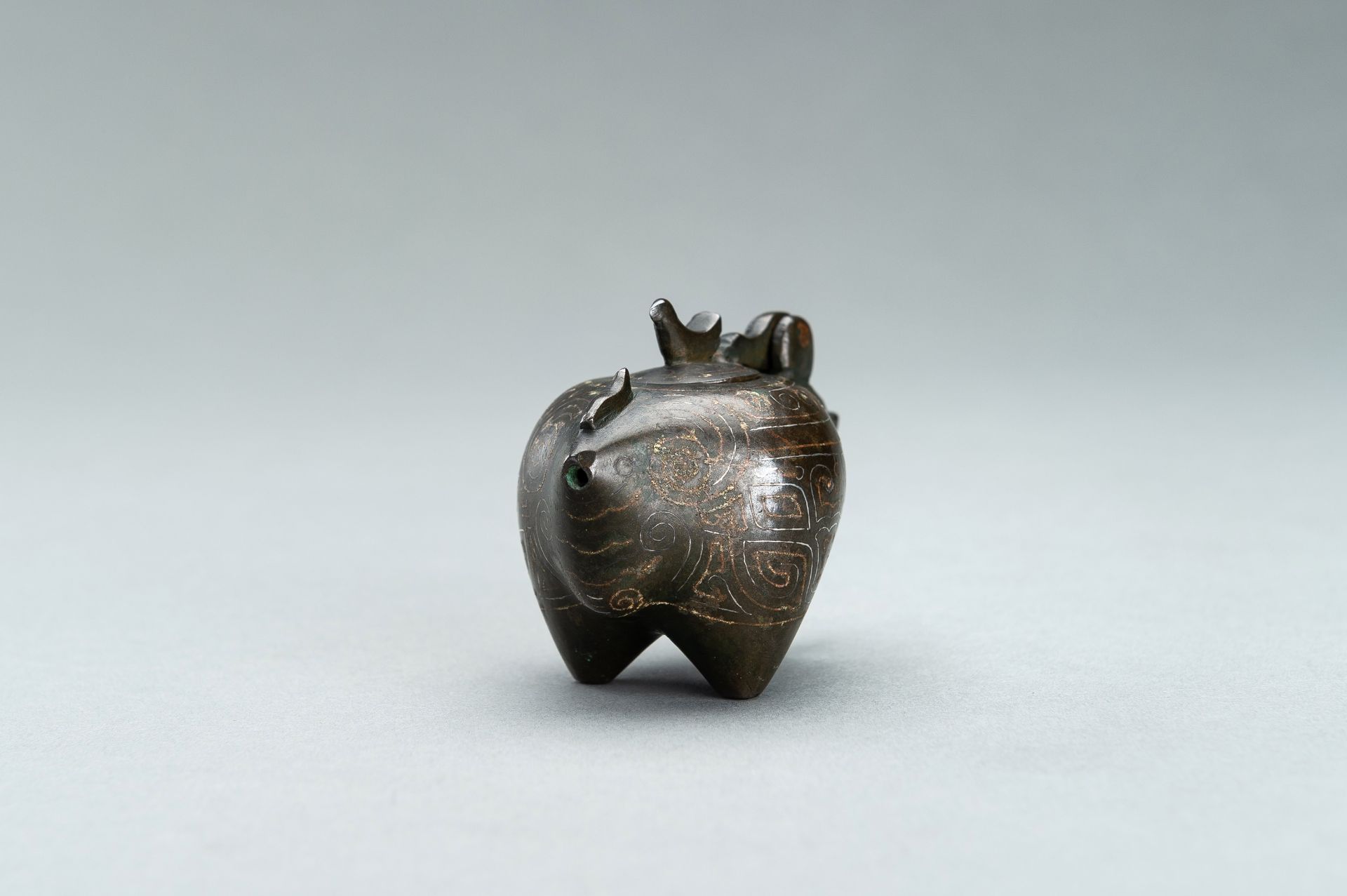 A SMALL COPPER AND SILVER INLAID BRONZE POURING TRIPOD VESSEL IN THE FORM OF AN ANIMAL, 17TH CENTURY - Image 5 of 11
