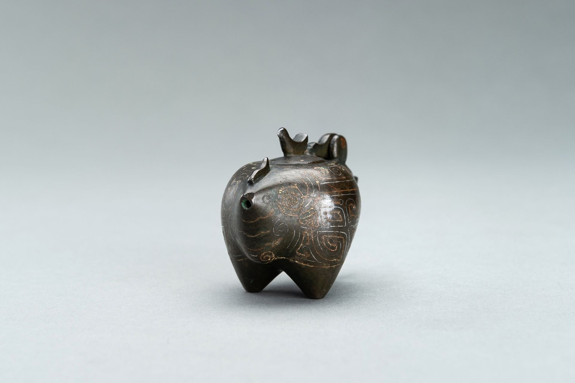 A SMALL COPPER AND SILVER INLAID BRONZE POURING TRIPOD VESSEL IN THE FORM OF AN ANIMAL, 17TH CENTURY - Bild 5 aus 11