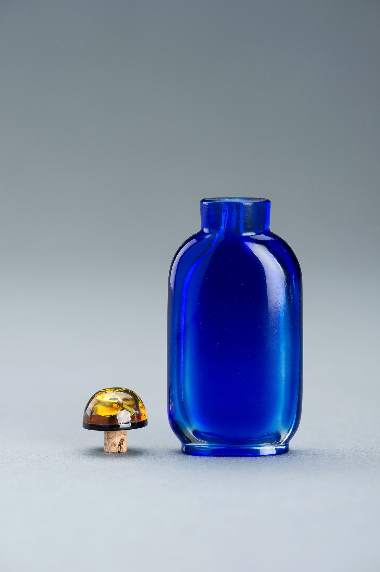 A SAPPHIRE-BLUE GLASS SNUFF BOTTLE, c. 1920s - Bild 7 aus 9