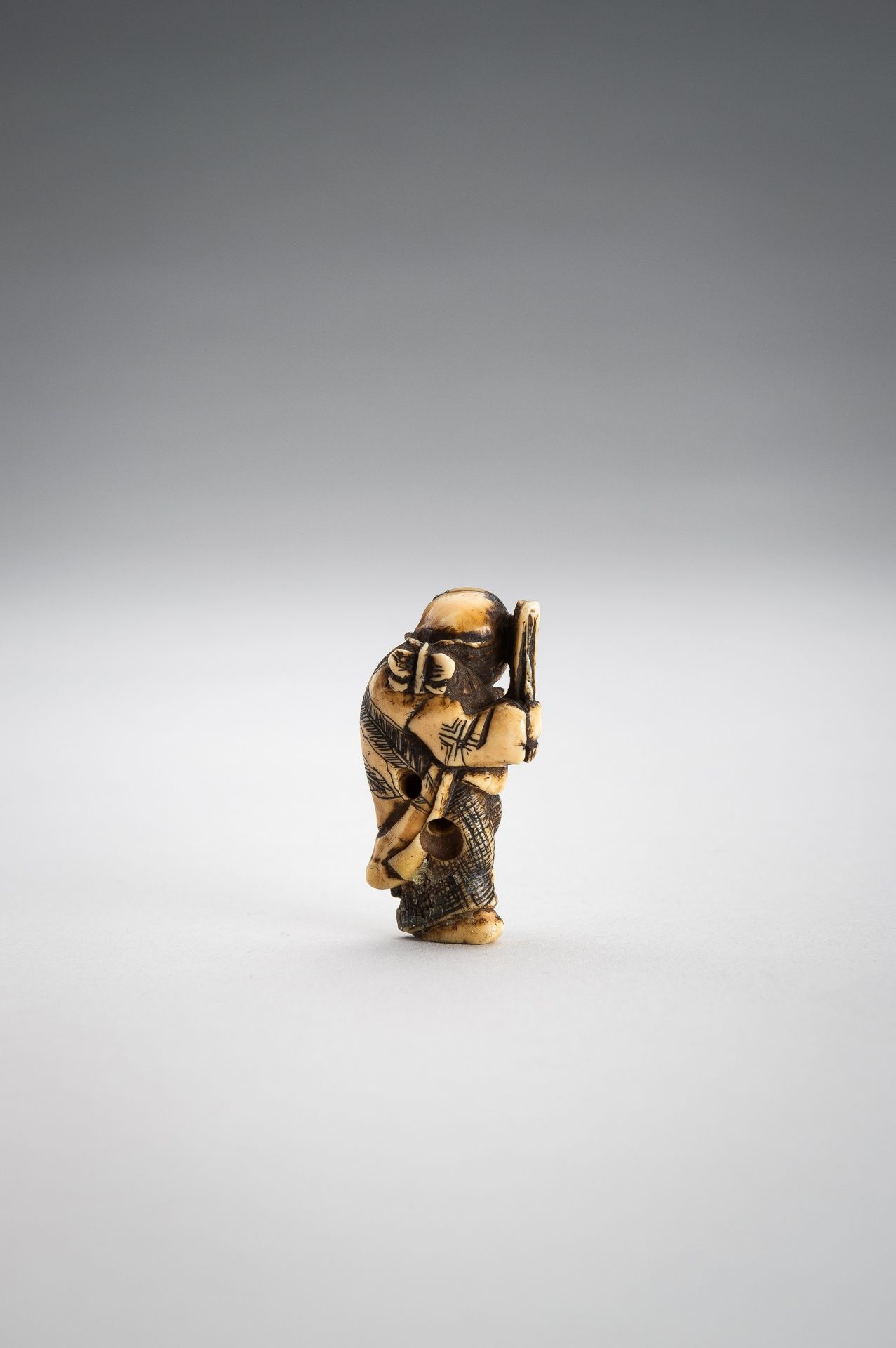 AN IVORY NETSUKE OF A CHINESE BOY (KARAKO) - Bild 8 aus 9