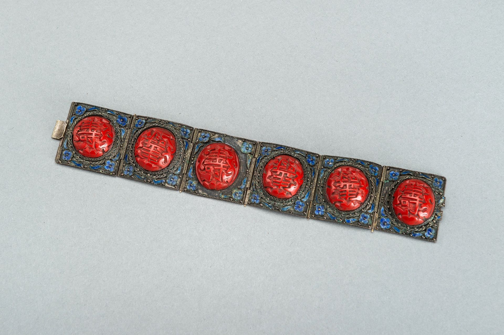 A GROUP OF FOUR METAL, SILVER-PLATED, AND CINNABAR LACQUER BRACELETS - Bild 4 aus 23