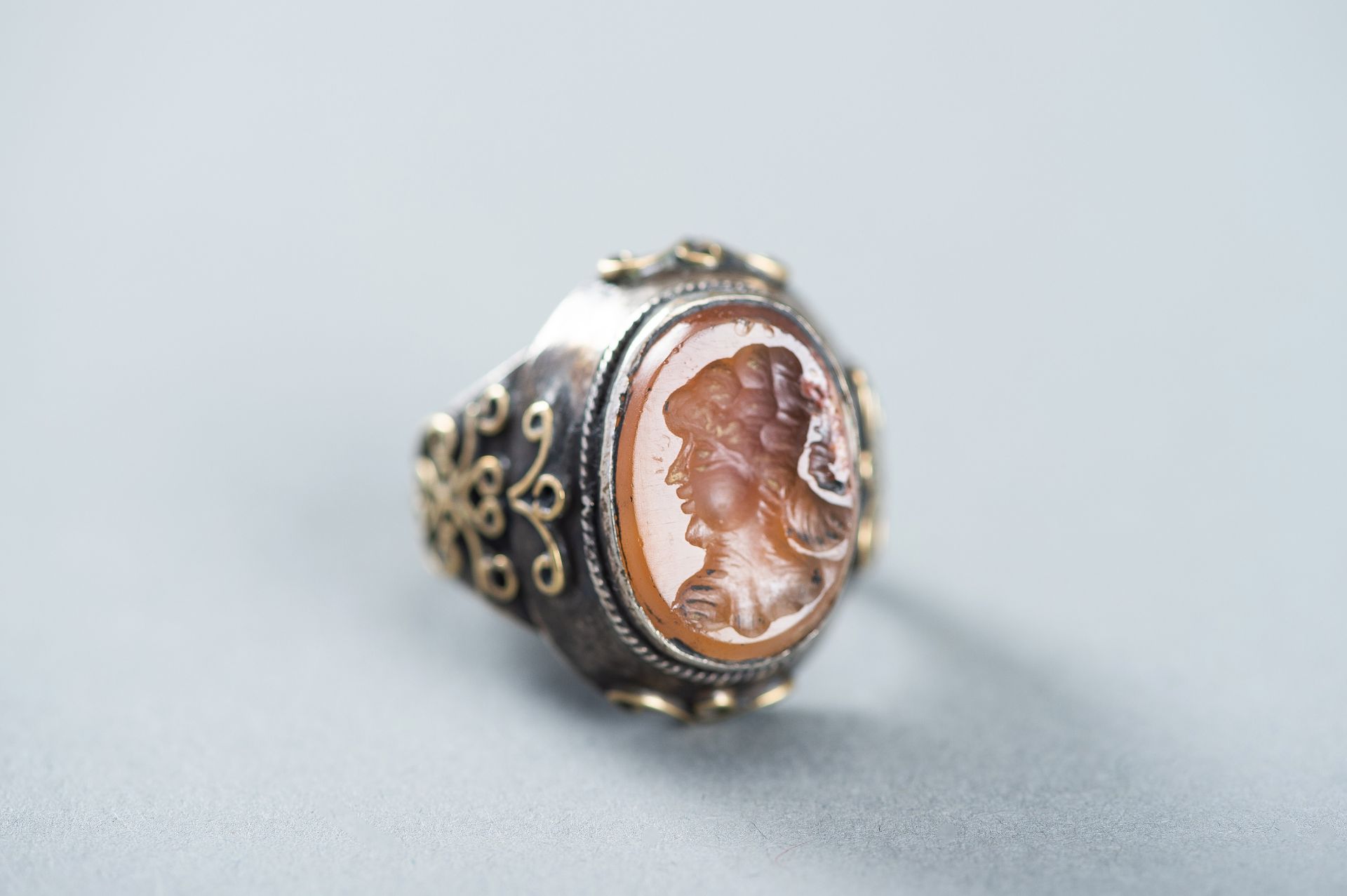 AN AGATE INTAGLIO INSET PERSIAN SILVER RING - Image 8 of 9