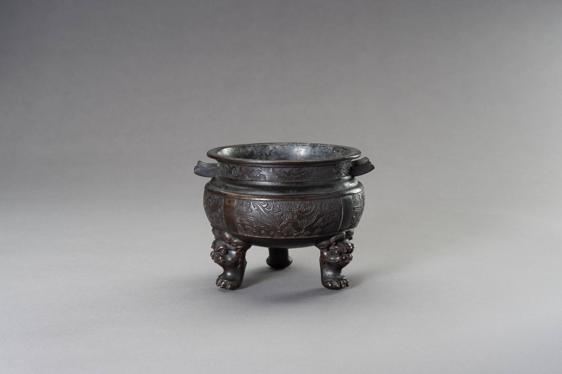 AN ARCHAISTIC MING-STYLE BRONZE TRIPOD CENSER - Image 6 of 9