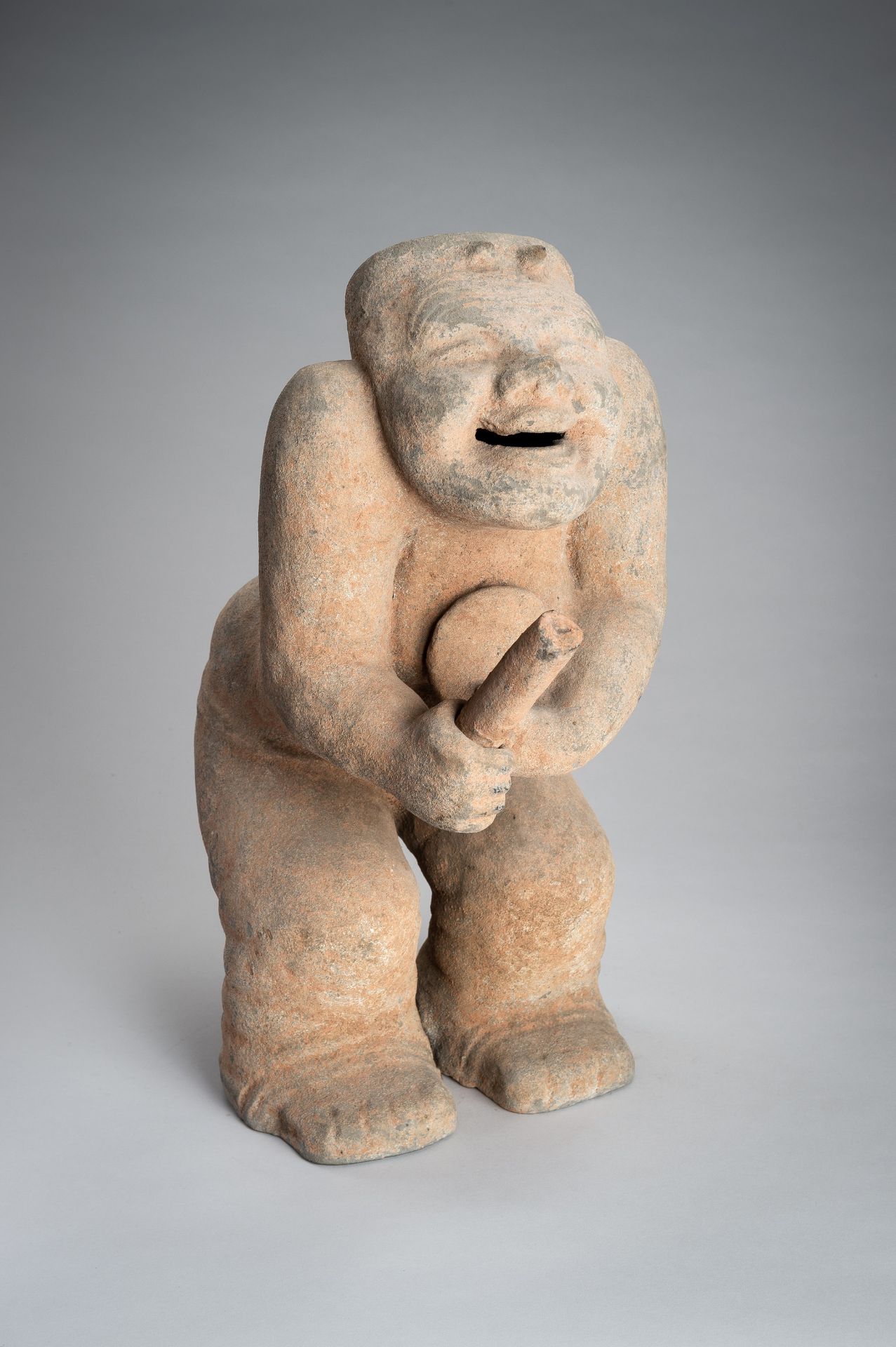 A HAN-STYLE TERRACOTTA FIGURE OF A SQUATTING DRUMMER - Bild 10 aus 16