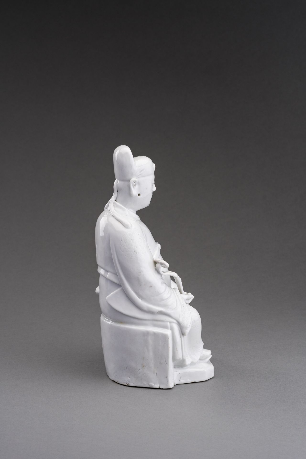 A DEHUA FIGURE OF A CIVIL OFFICIAL, QING DYNASTY - Bild 4 aus 7