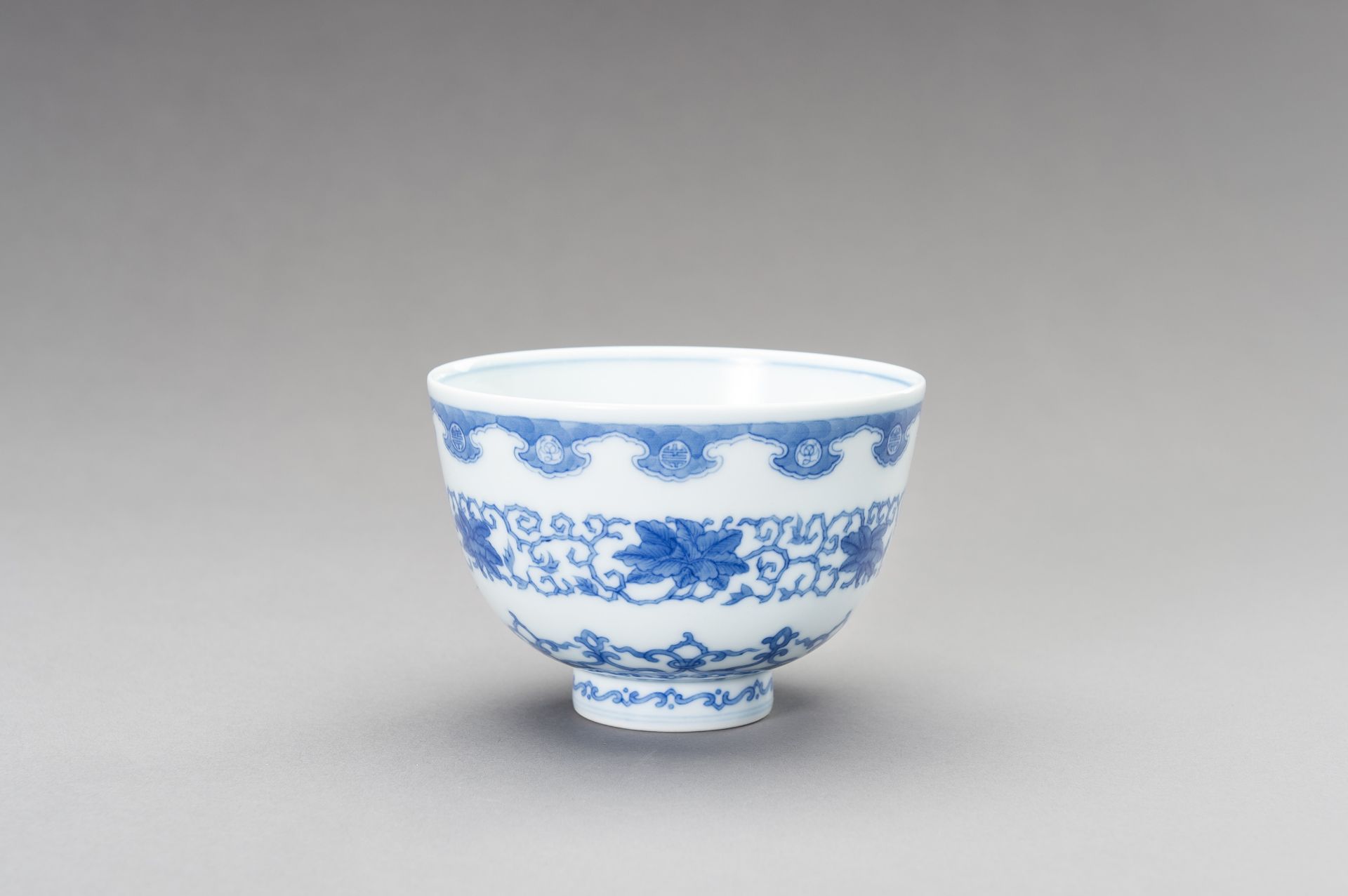 A BLUE AND WHITE KANGXI REVIVAL BOWL, LATE QING TO REPUBLIC - Image 11 of 11