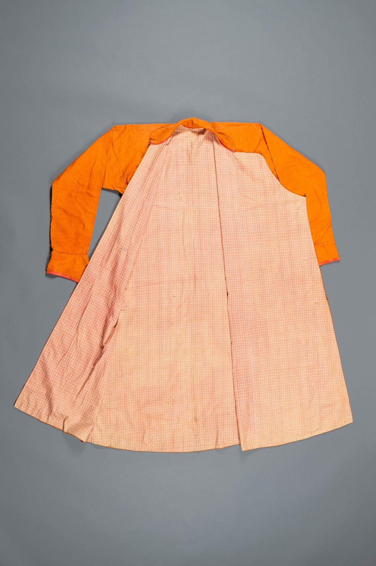 AN ORANGE TRADITIONAL ROBE, CHUBA, AND A HAT - Bild 5 aus 14