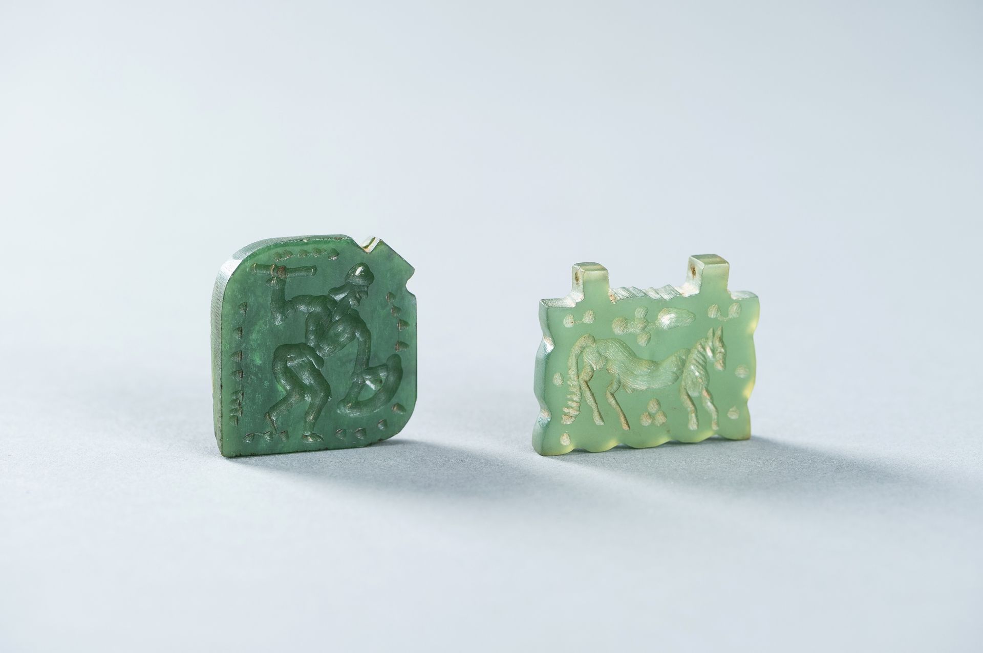 TWO ENGRAVED ANCIENT SASANIAN JADE PENDANTS - Bild 7 aus 12