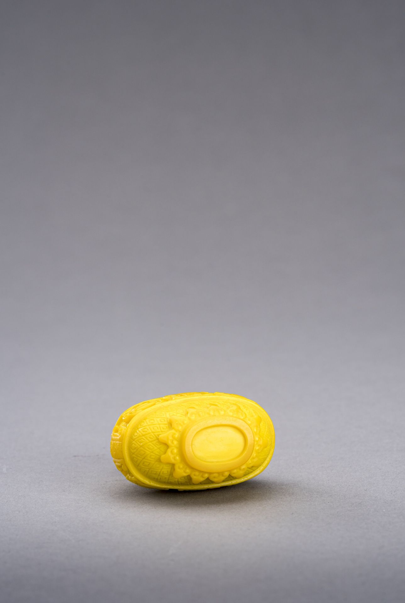 AN ARCHAISTIC YELLOW GLASS SNUFF BOTTLE, c. 1920s - Image 6 of 6