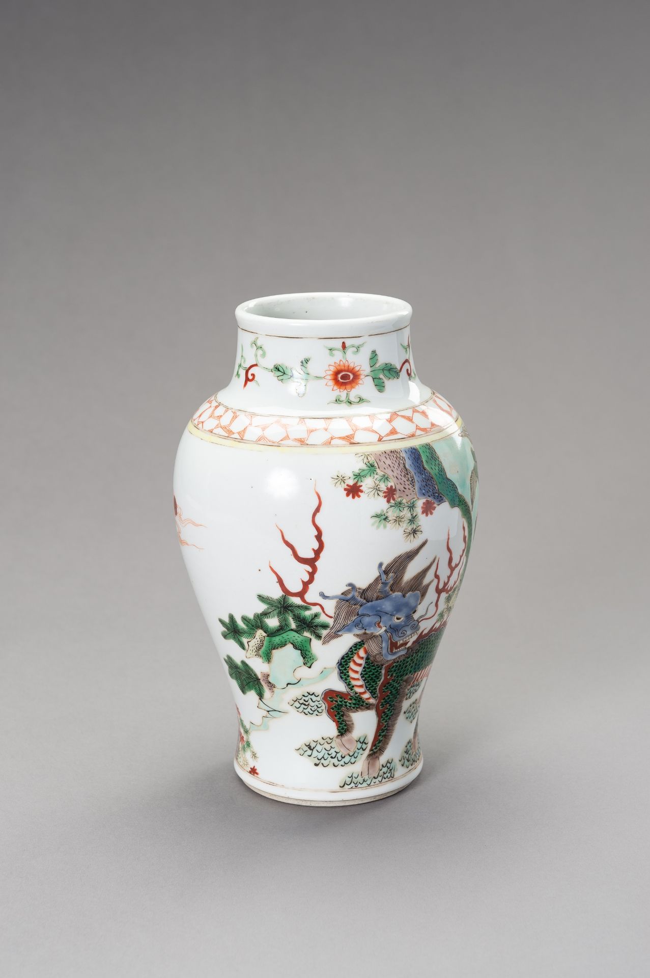 A FAMILLE VERTE 'QILIN' BALUSTER VASE, LATE QING TO REPUBLIC - Bild 3 aus 10