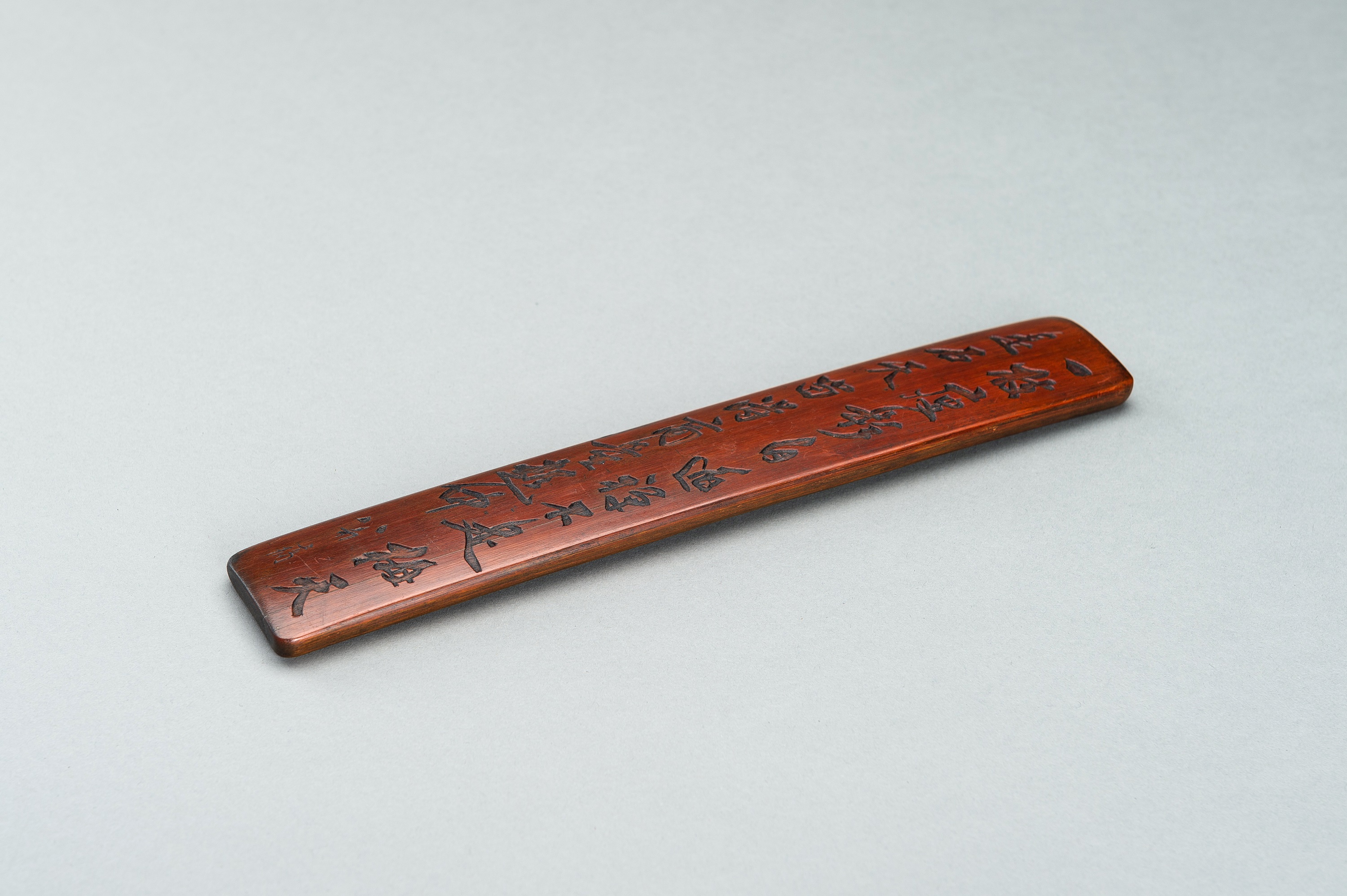 A BAMBOO WRIST REST WITH CALIGRAPHY - Image 3 of 9