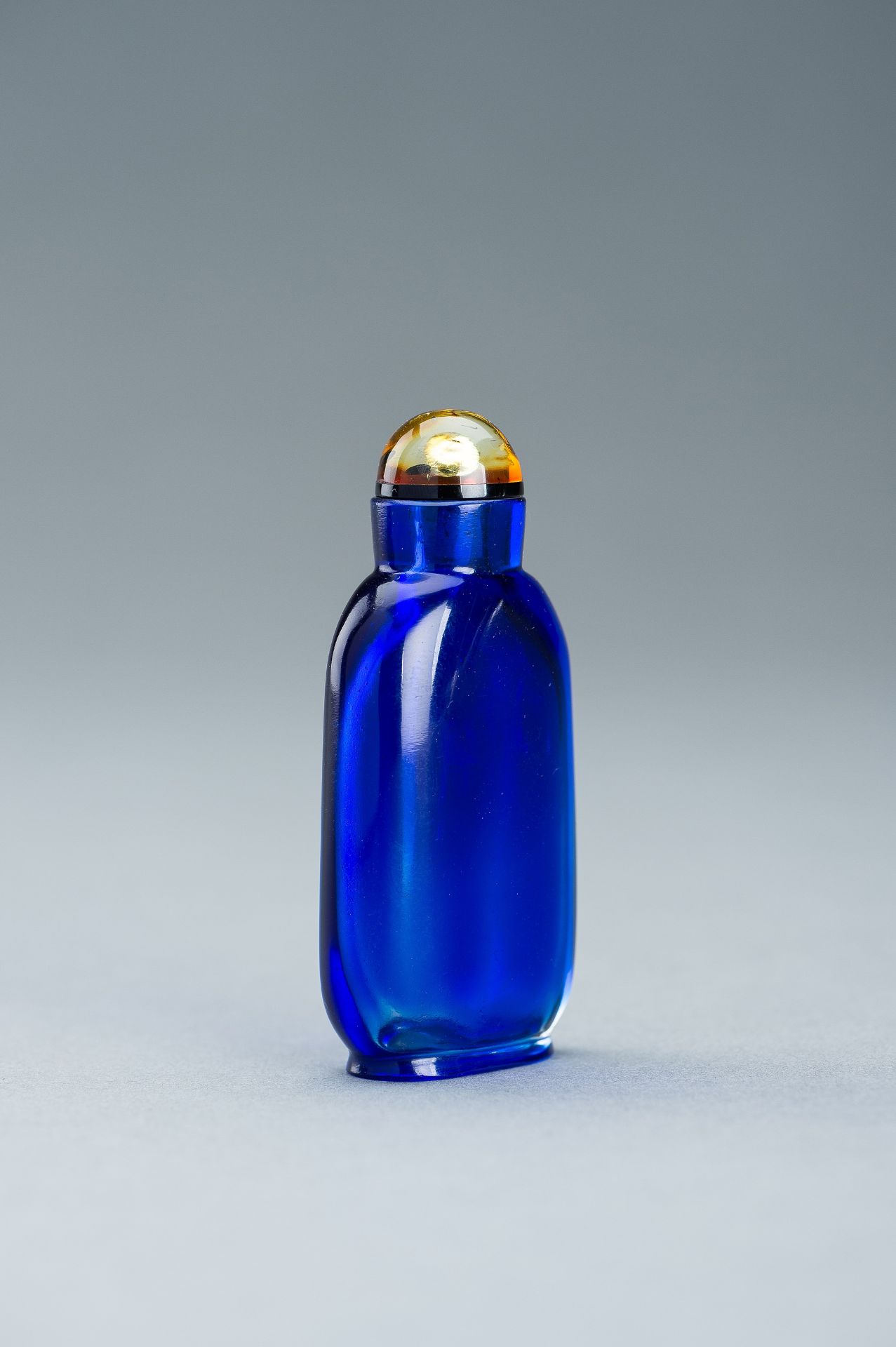 A SAPPHIRE-BLUE GLASS SNUFF BOTTLE, c. 1920s - Bild 2 aus 9