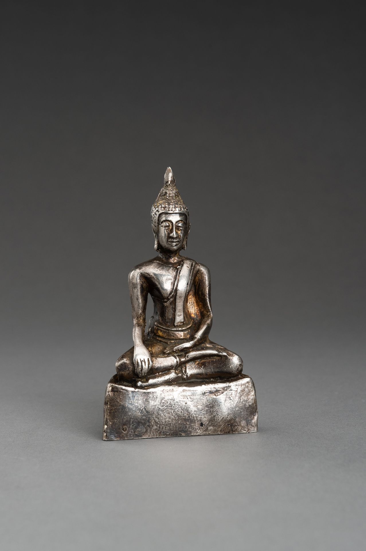 A THAI SILVER FOIL REPOUSSE FIGURE OF BUDDHA, 1920s - Bild 2 aus 9