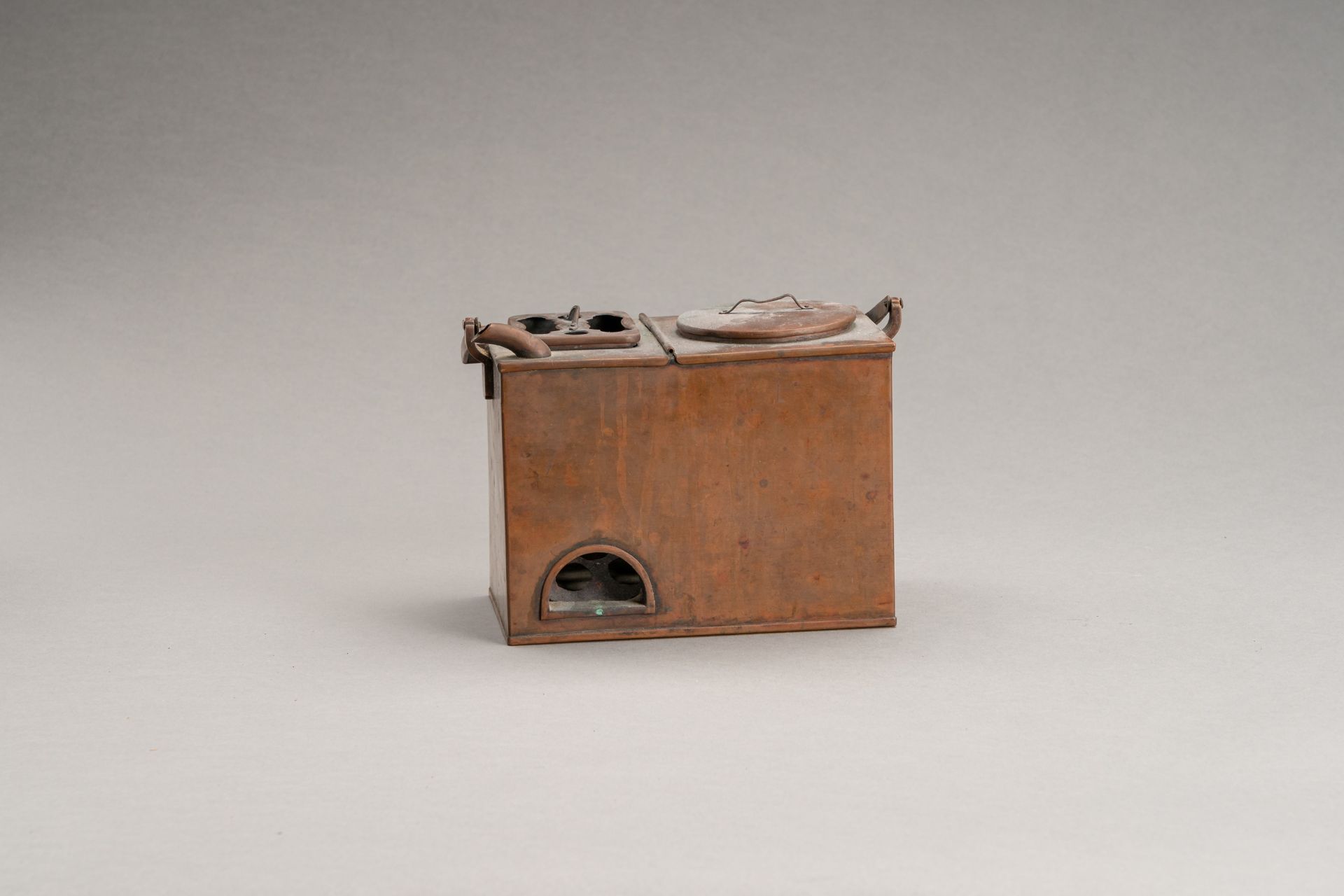 A WOODEN CHEST WITH DRAWERS AND A COPPER SAKE WARMER 'KANDOUKO', 19th CENTURY - Bild 19 aus 28