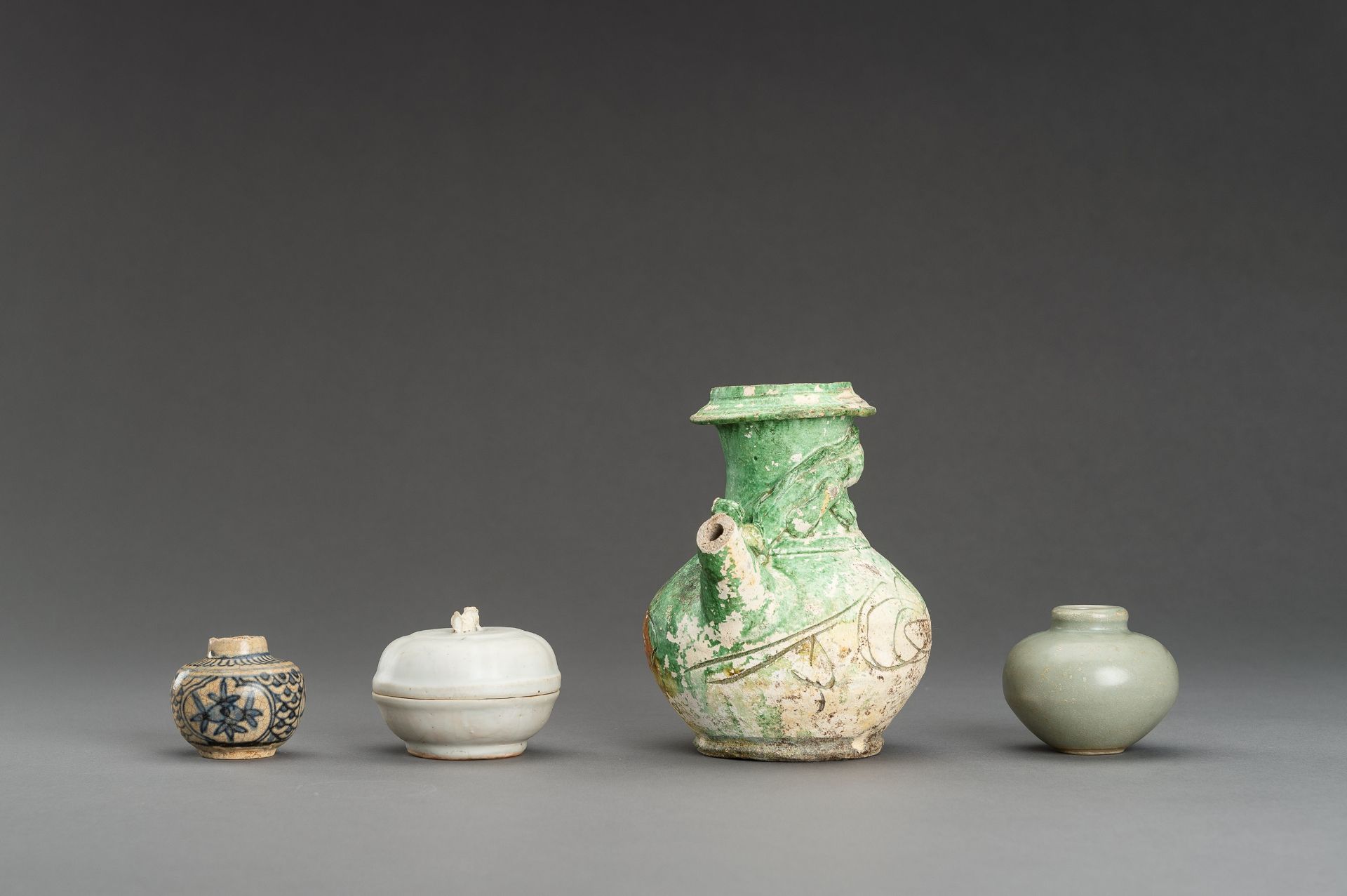 A MIXED LOT WITH FOUR CERAMIC VESSELS - Image 7 of 10