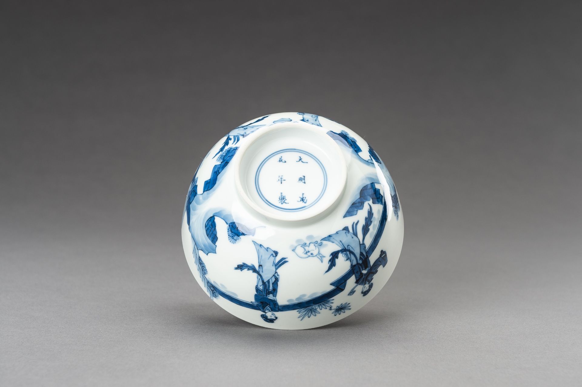 A KANGXI STYLE BLUE AND WHITE 'LADIES IN PALACE' PORCELAIN BOWL, 1920s - Image 12 of 14