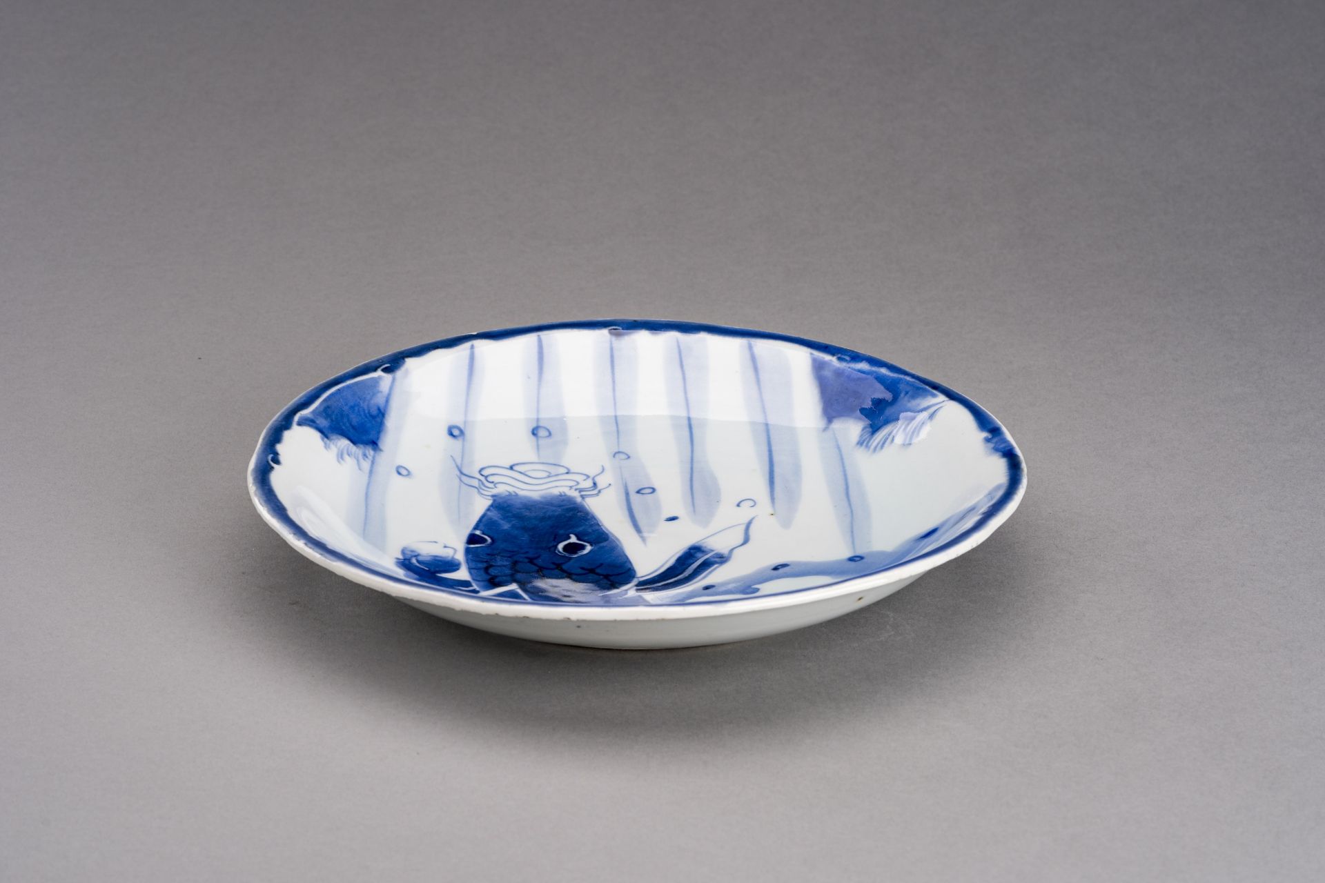 A BLUE AND WHITE ARITA PORCELAIN DISH 'LEAPING CARP', EDO - Bild 2 aus 8