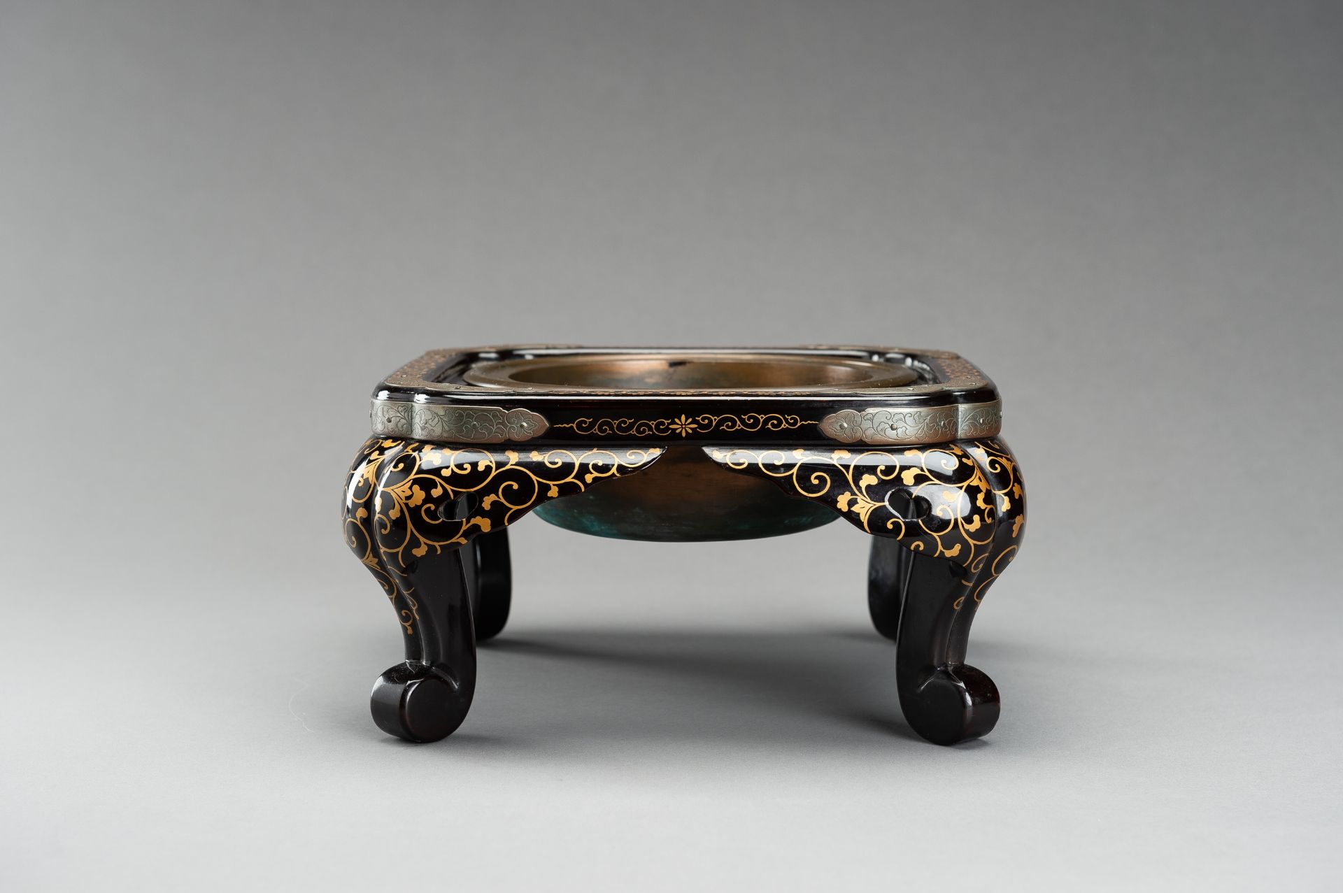 A LACQUER STAND FOR A HIBACHI (BRAZIER), EDO - Bild 6 aus 14