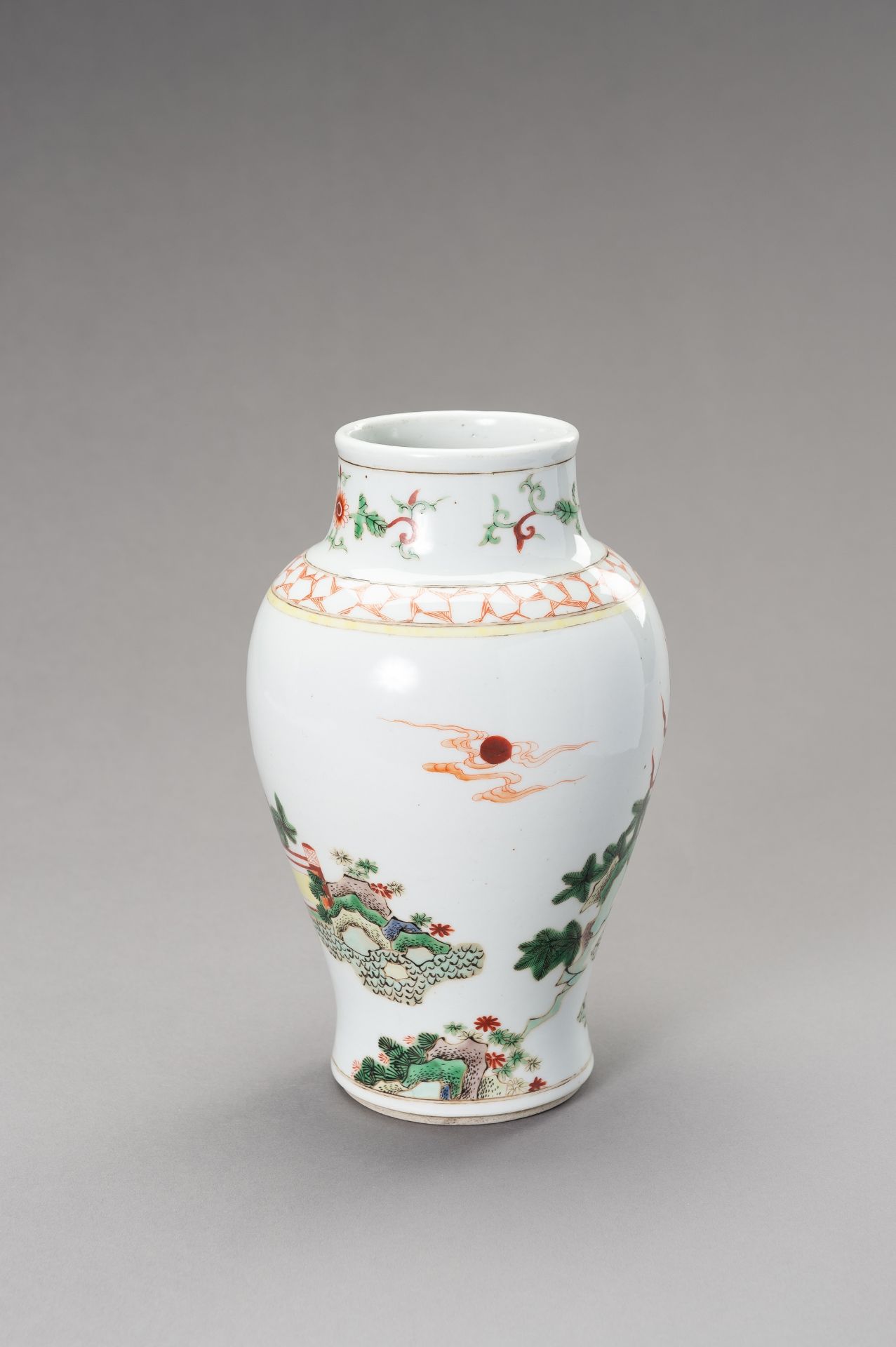 A FAMILLE VERTE 'QILIN' BALUSTER VASE, LATE QING TO REPUBLIC - Bild 6 aus 10