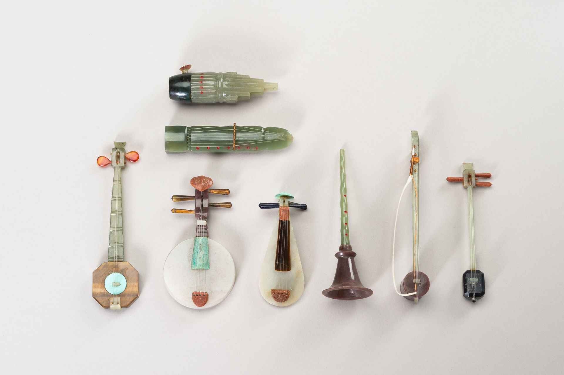 A GROUP OF EIGHT HARDSTONE MINIATURE MODELS OF MUSICAL INSTRUMENTS - Image 18 of 20