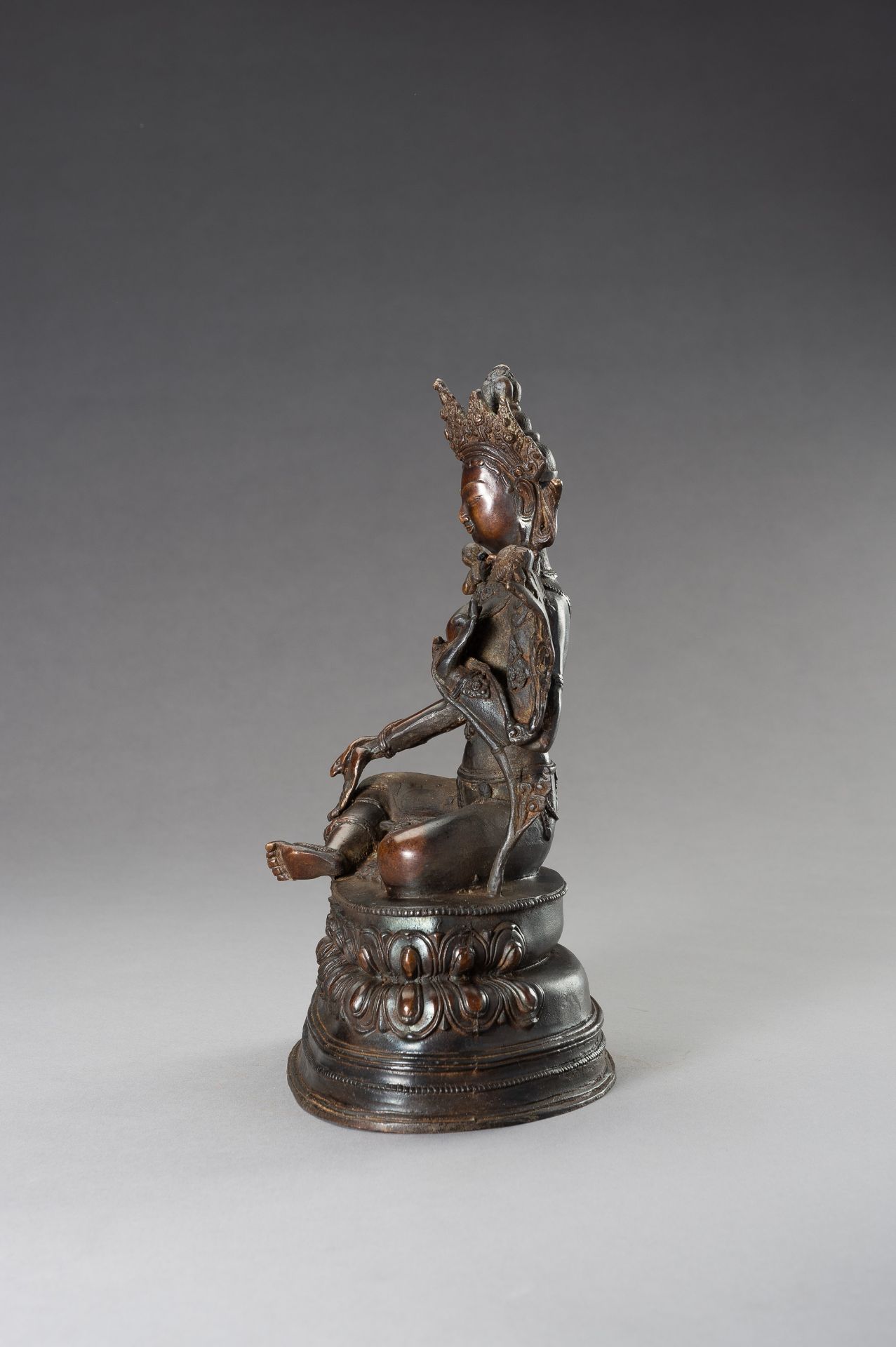 A BRONZE FIGURE OF TARA, 1900s - Bild 4 aus 9