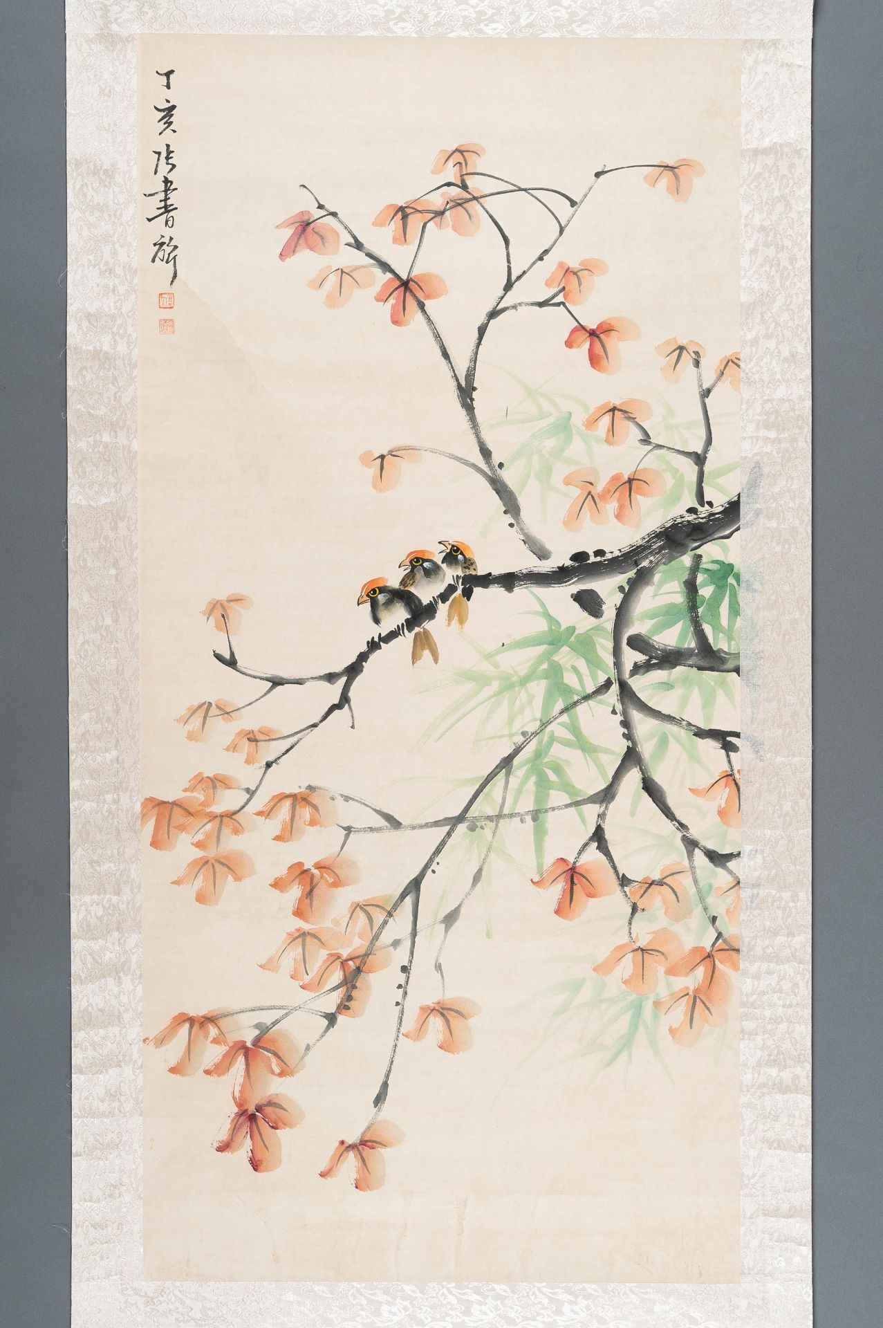 A SCROLL PAINTING OF THREE BIRDS, MANNER OF ZHANG SHUQI (1901-1957) - Bild 3 aus 9