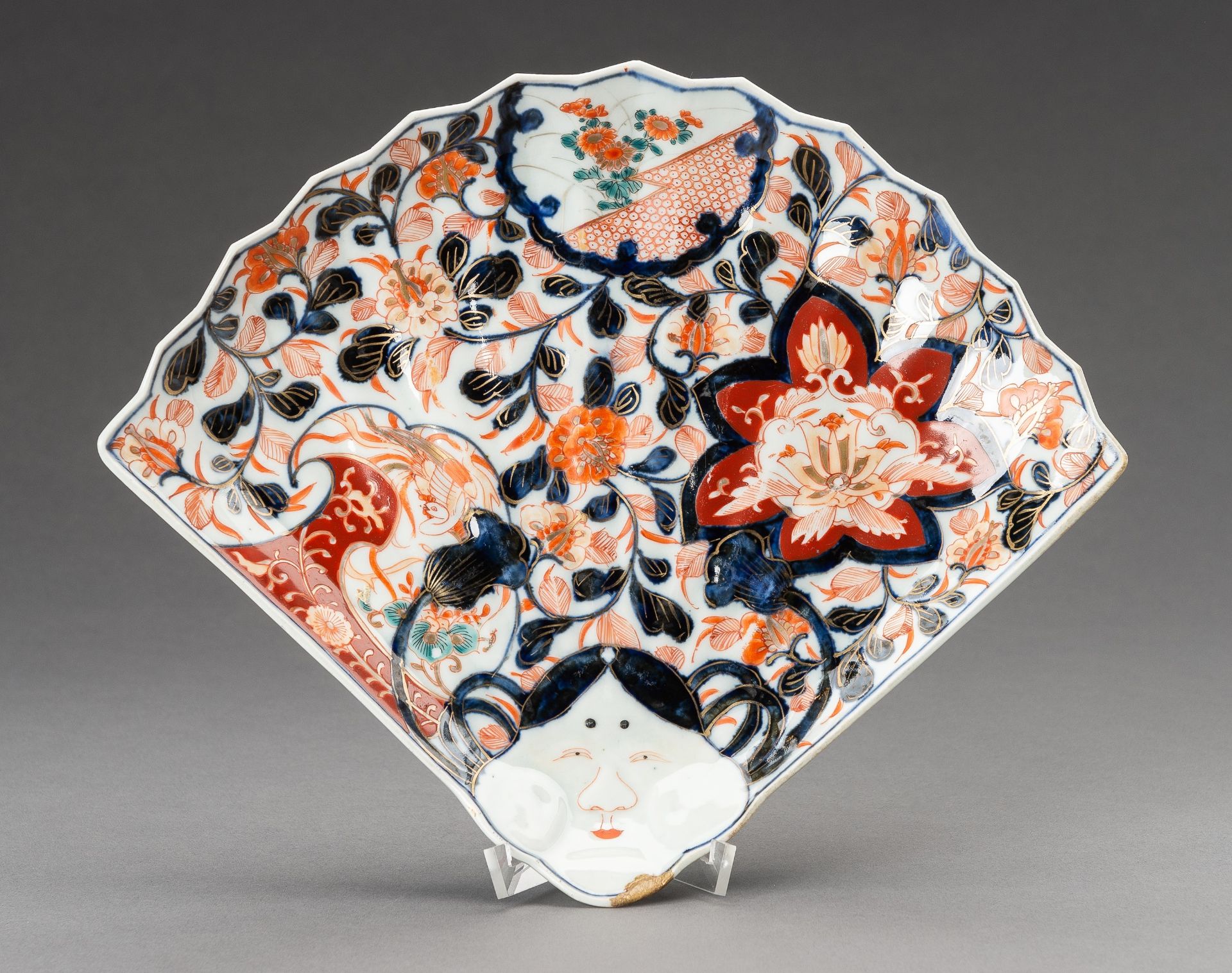 AN IMARI PORCELAIN 'FAN' TRAY WITH OKAME, 19th CENTURY