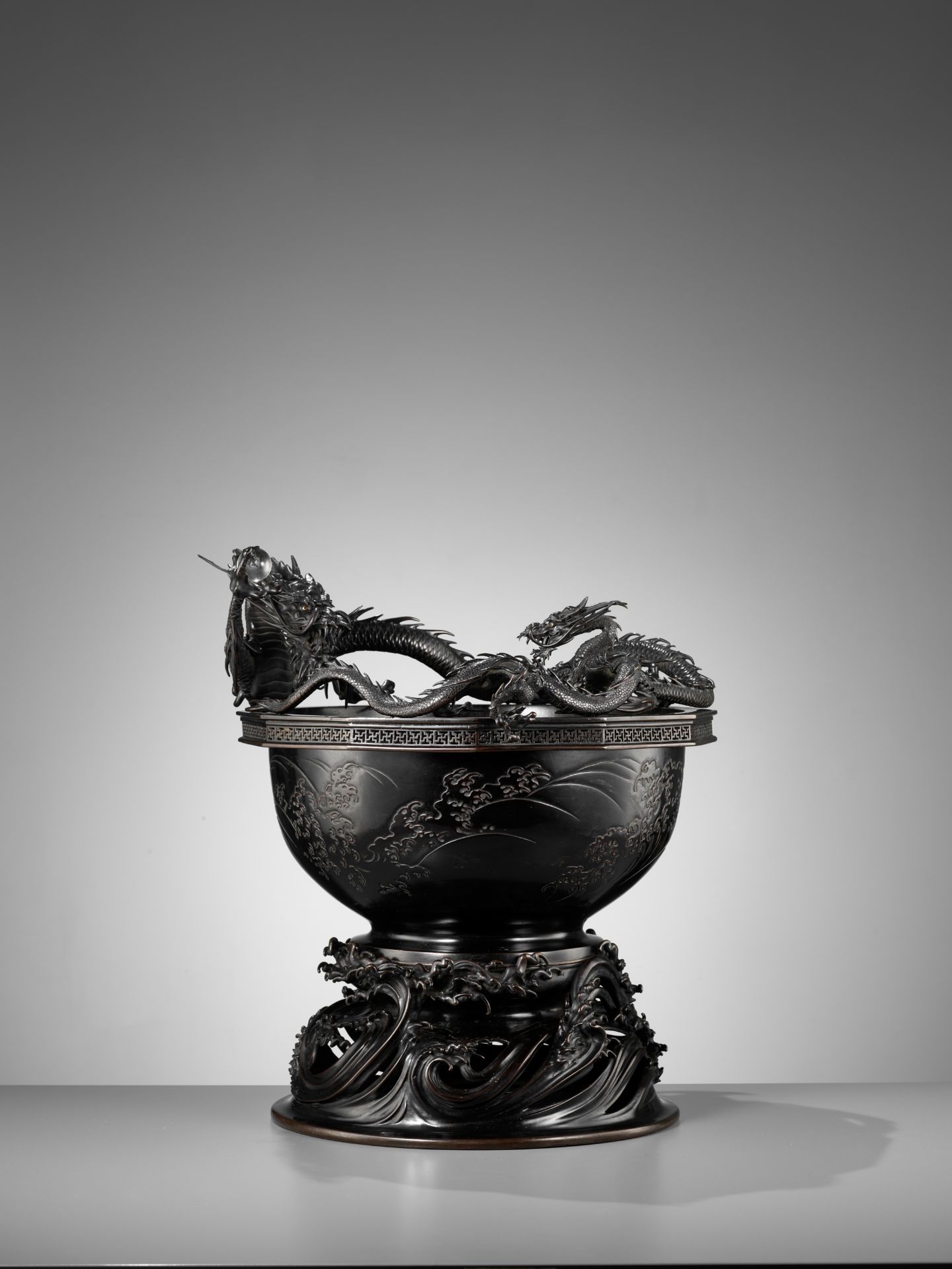 HIDEMITSU: A LARGE AND IMPRESSIVE BRONZE BOWL WITH TWO DRAGONS - Bild 7 aus 16