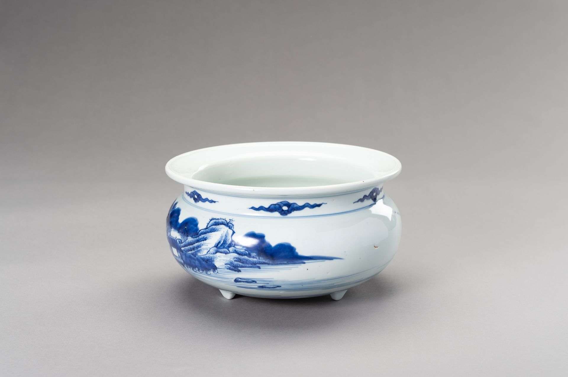 A LARGE BLUE AND WHITE TRIPOD CENSER, QING DYNASTY - Image 8 of 13