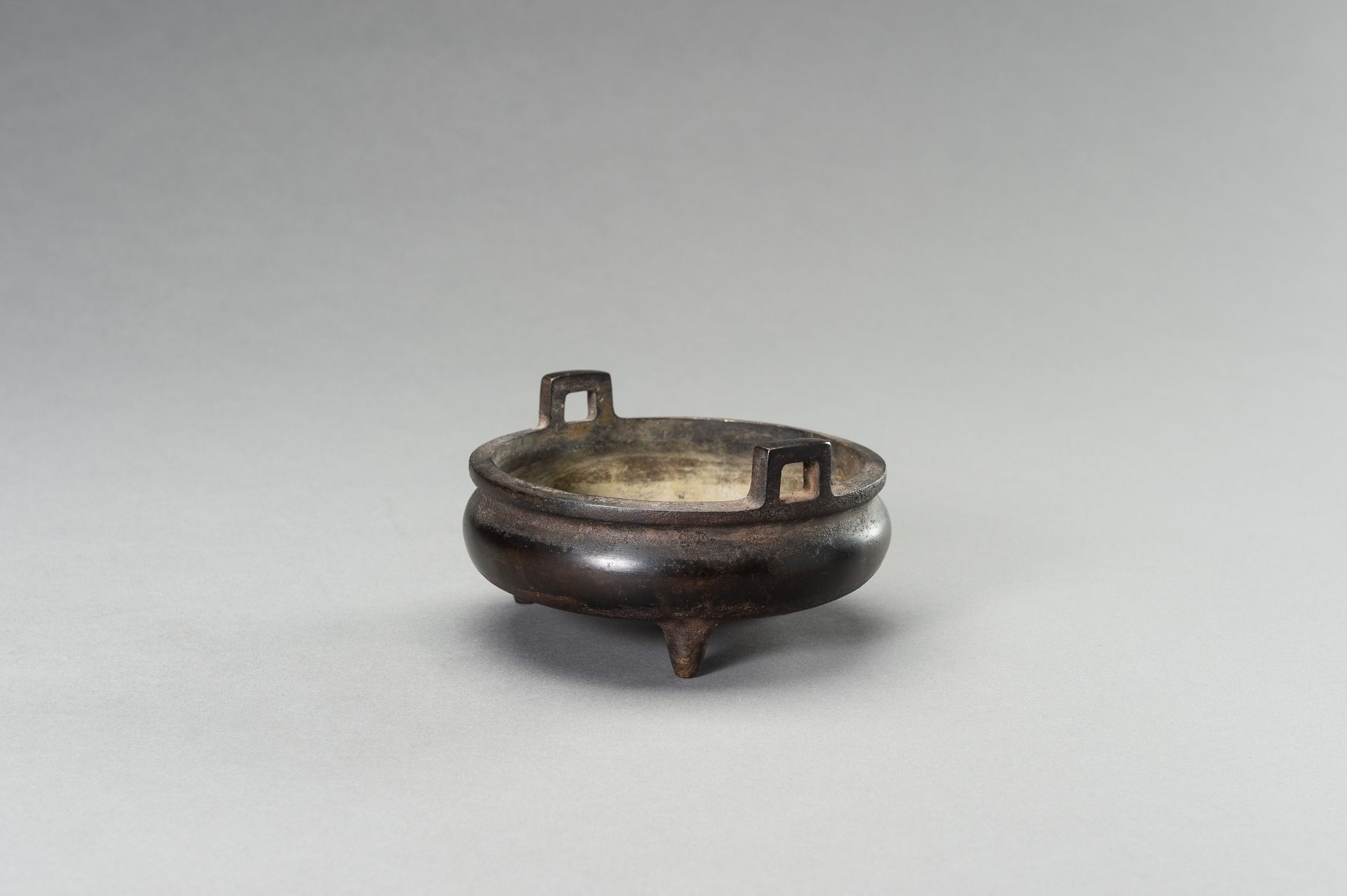 A BRONZE TRIPOD CENSER - Image 8 of 12