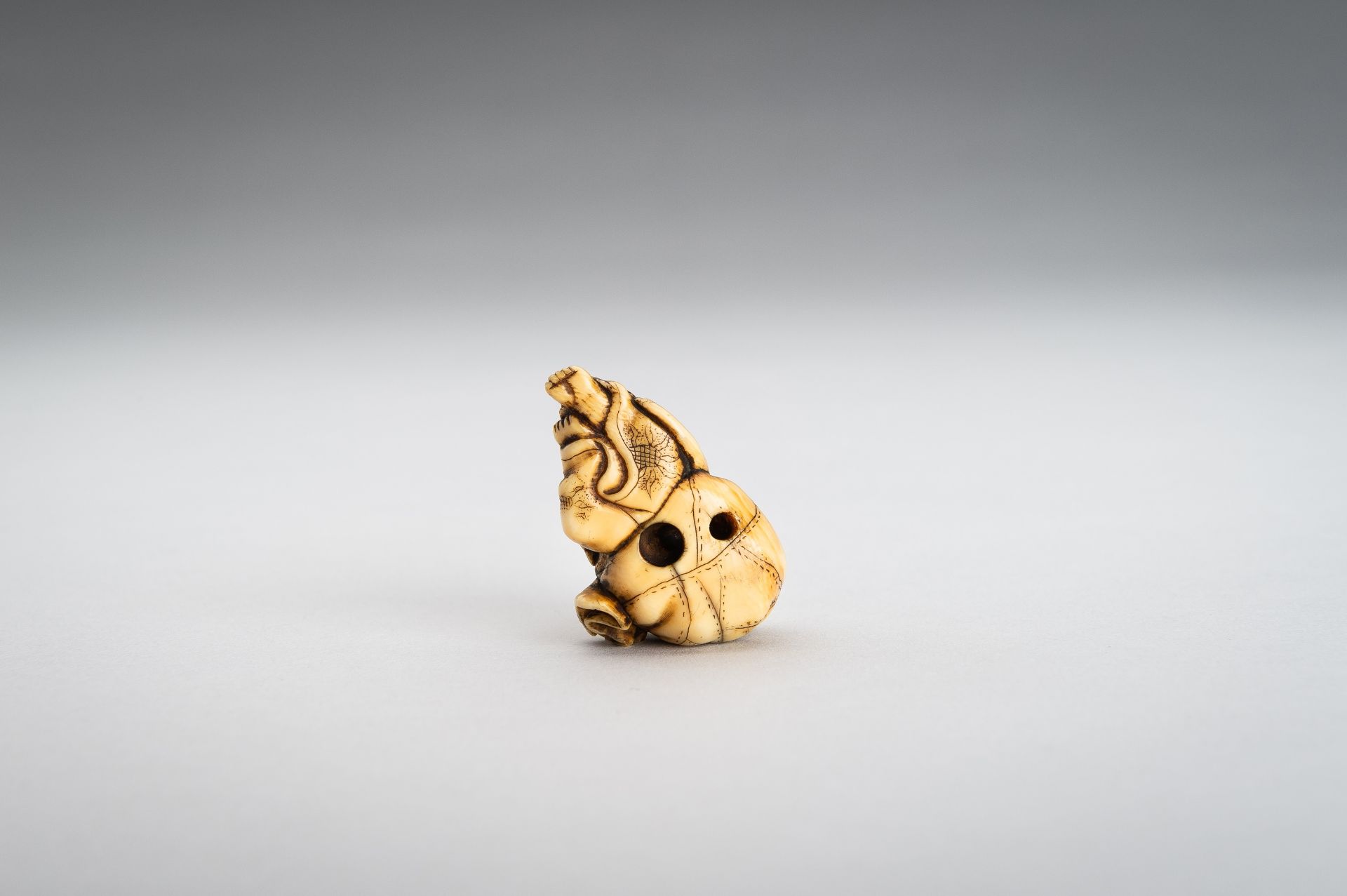 AN IVORY NETSUKE OF HOTEI WITH HIS TREASURE BAG - Bild 9 aus 10