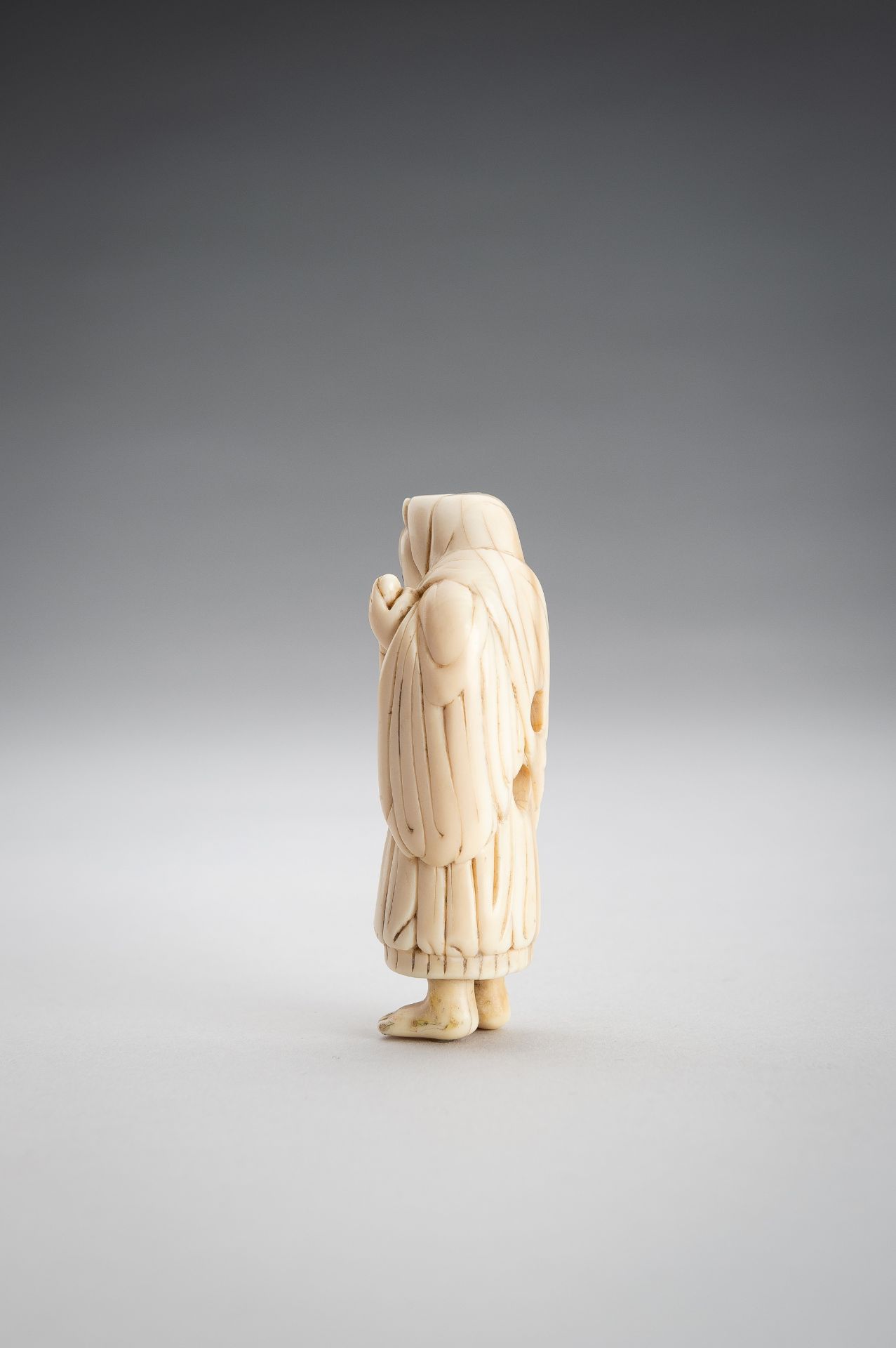 AN IVORY NETSUKE OF A FOX PRIEST - Bild 5 aus 10