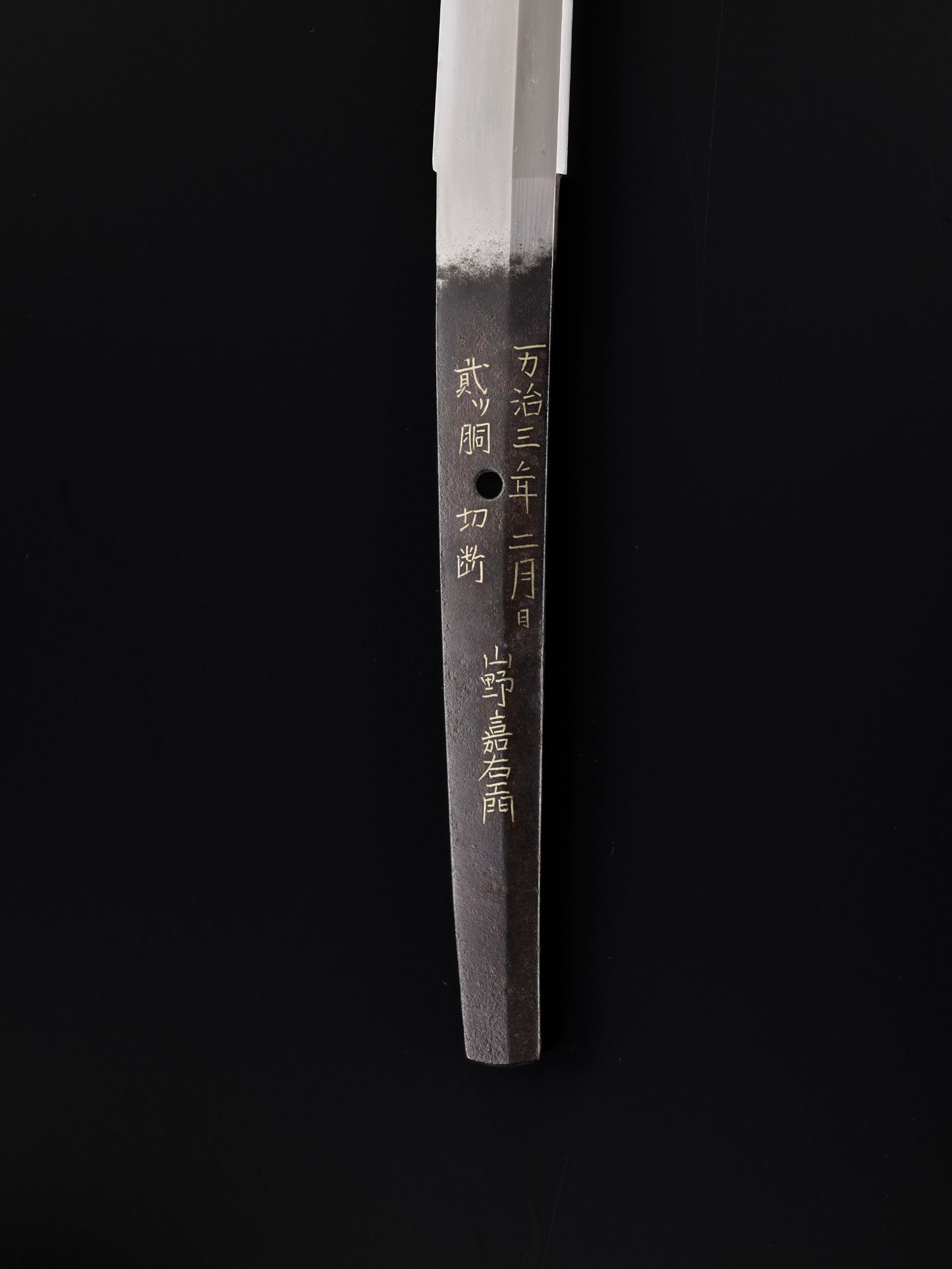 TADAYOSHI: A HIZEN KATANA IN SHIRASAYA, DATED 1660, WITH GILT INSCRIPTION - Bild 2 aus 9