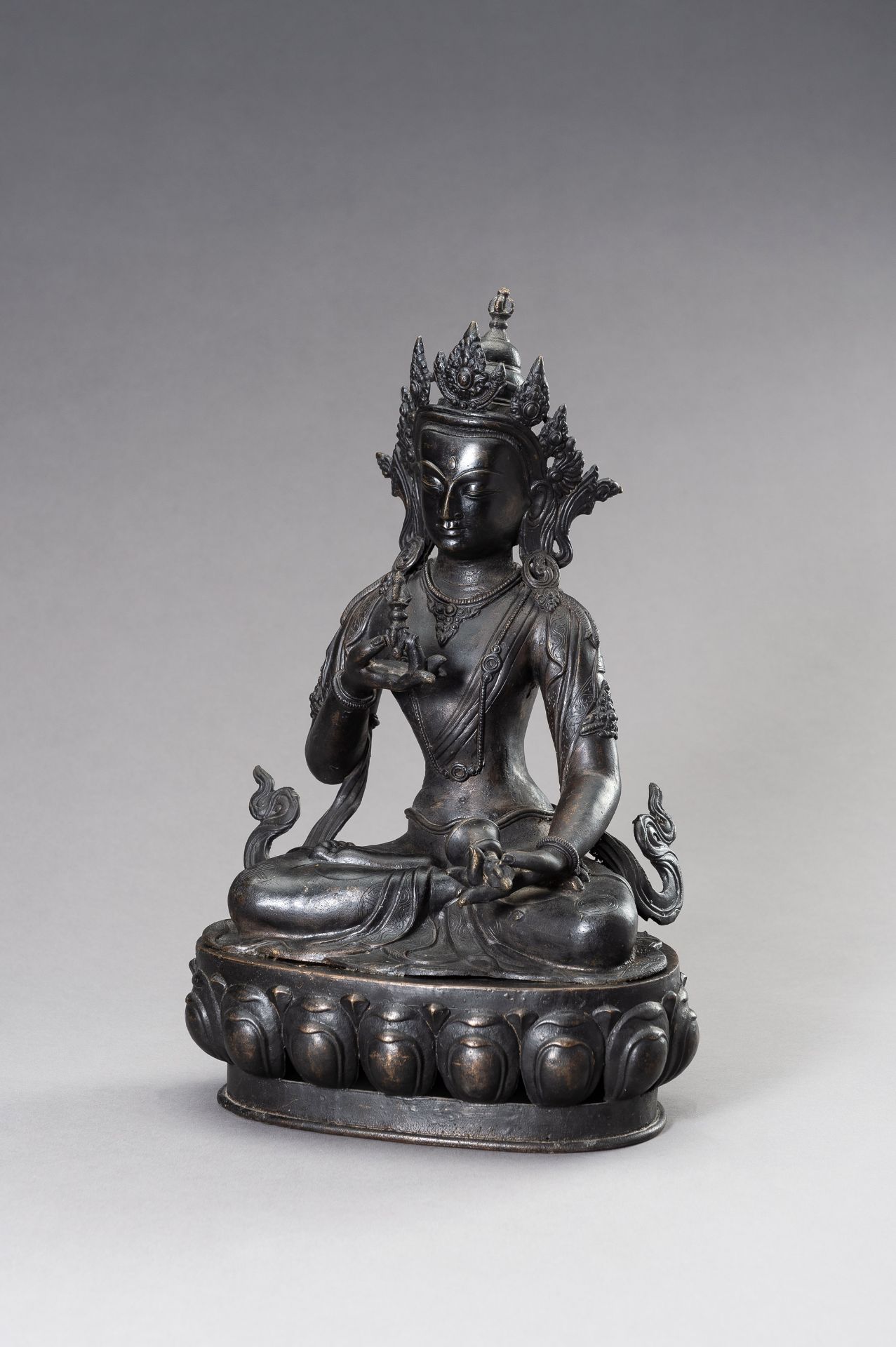 A BRONZE FIGURE OF VAJRASATTVA, 1900s - Bild 2 aus 12