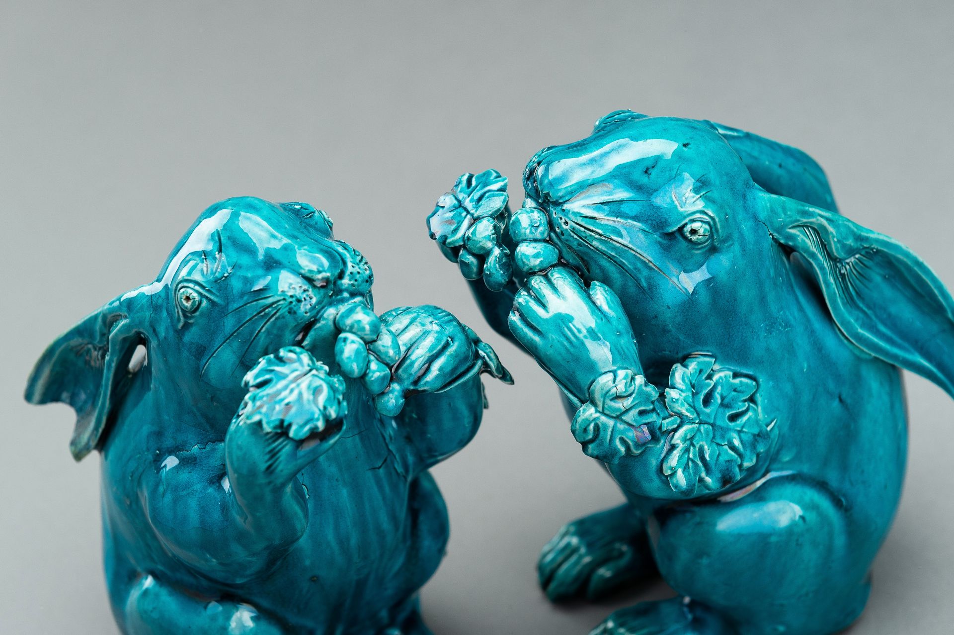 A PAIR OF TURQUOISE GLAZED CERAMIC FIGURES OF RABBITS EATING BERRIES - Image 5 of 10