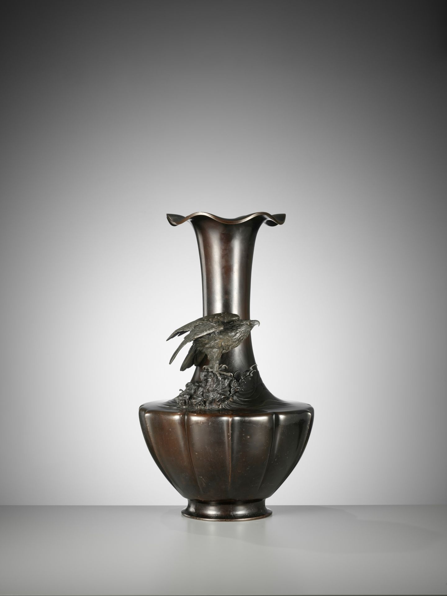 TAKAHASHI RYOUN: A MONUMENTAL BRONZE VASE WITH A SEA EAGLE - Bild 3 aus 15