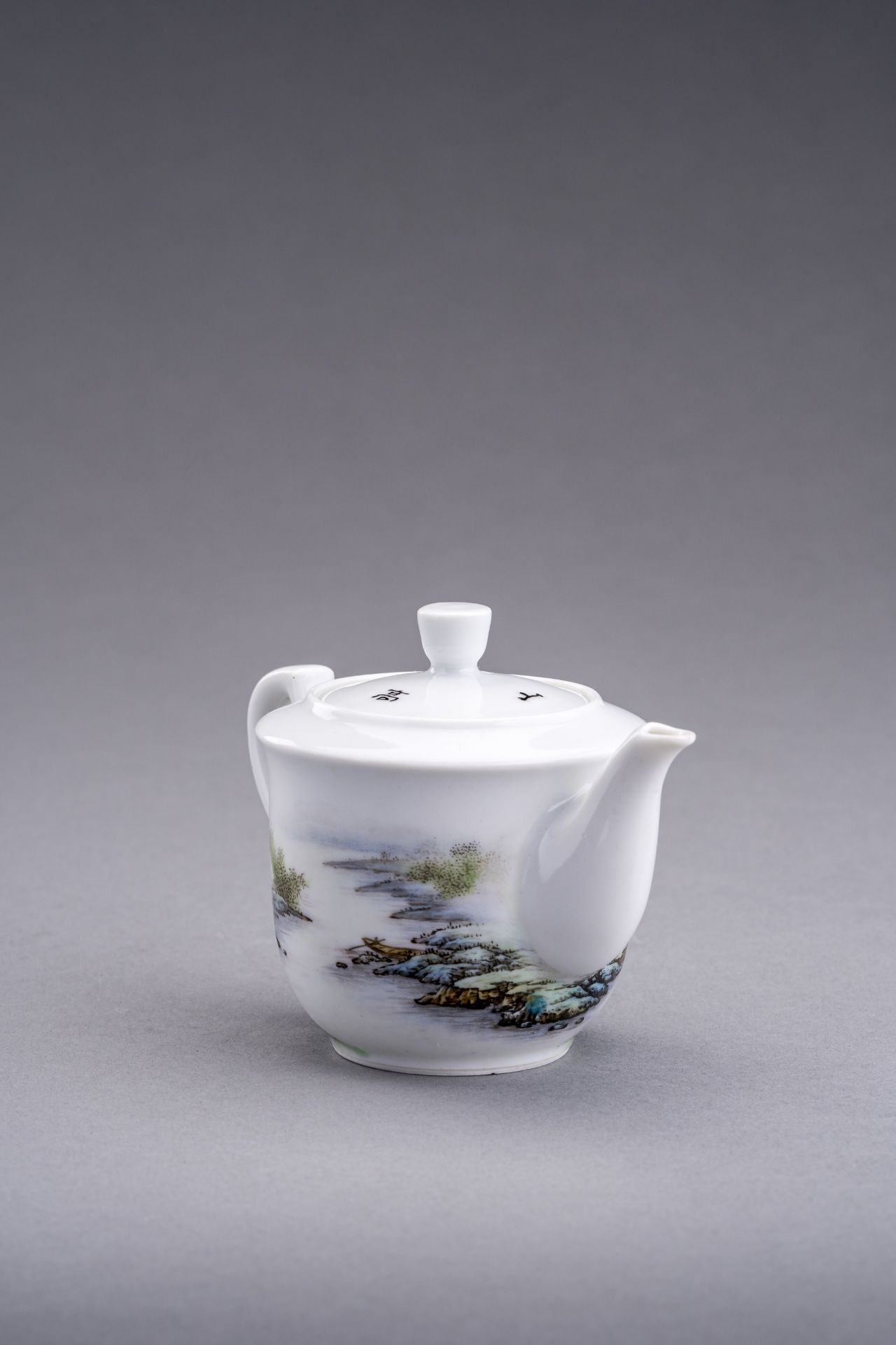 A SMALL ENAMELED PORCELAIN TEAPOT - Bild 4 aus 10