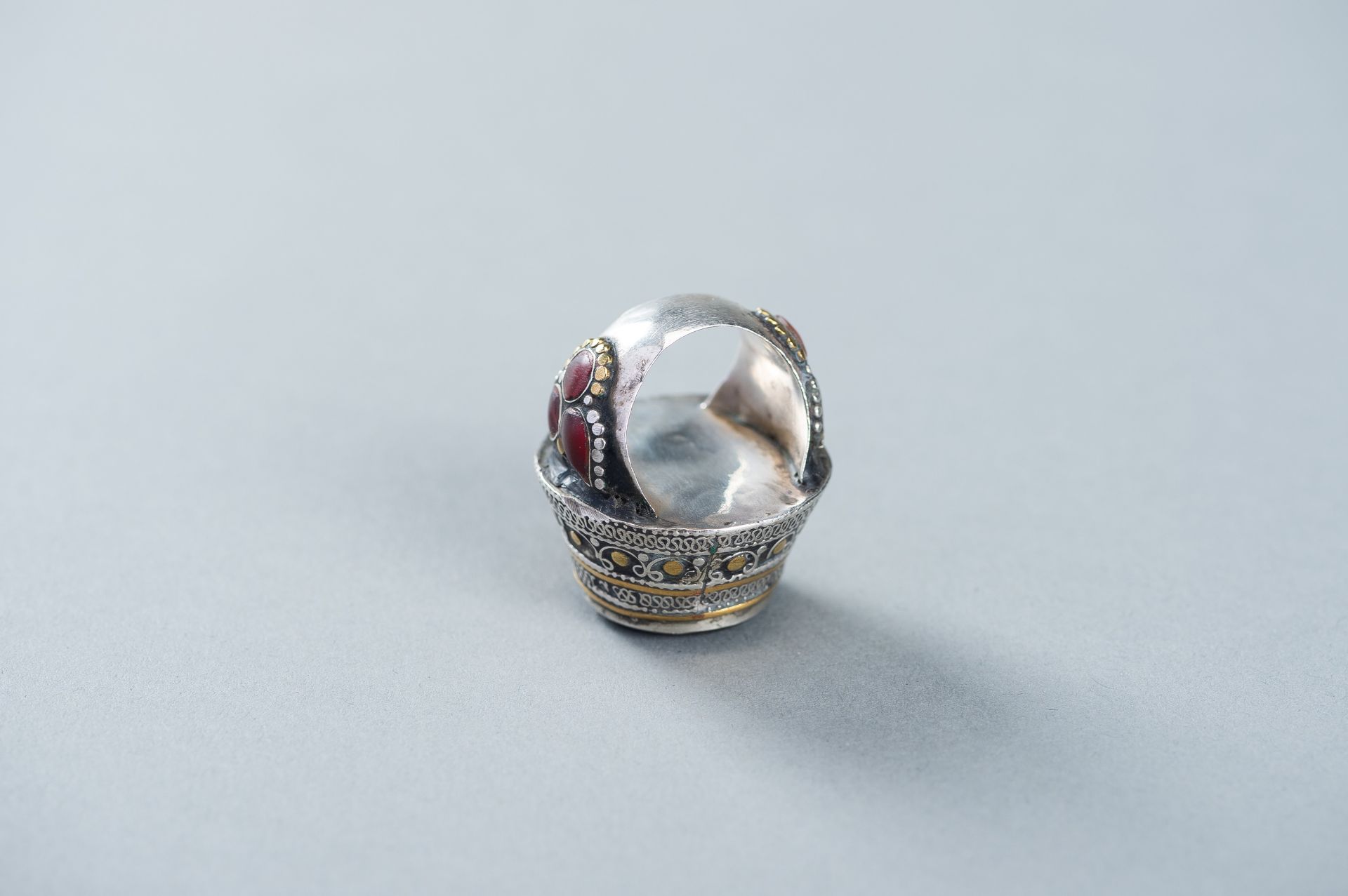 AN AGATE INTAGLIO INSET PERSIAN SILVER RING - Image 8 of 8