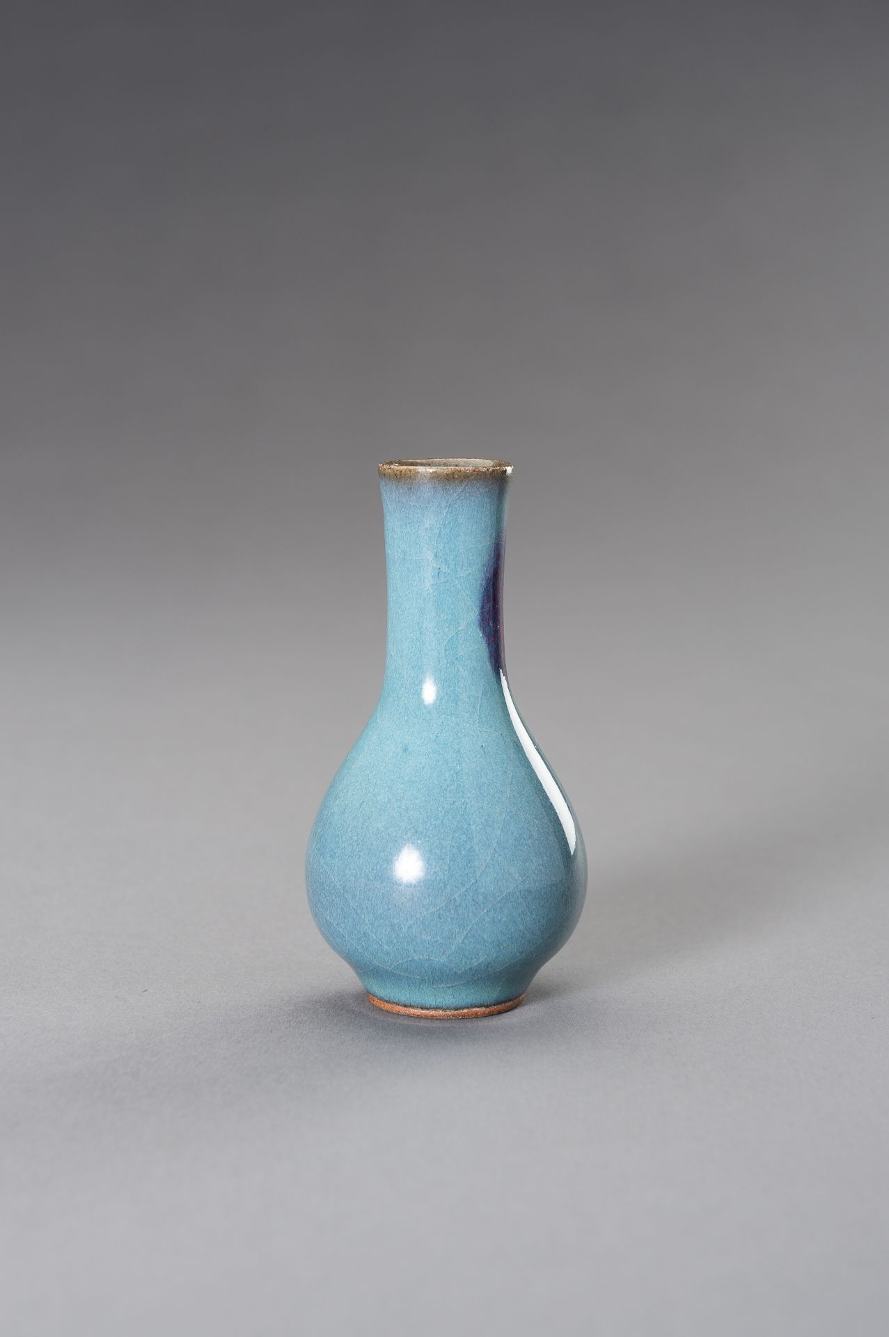 A MINIATURE JUN PURPLE-SPLASHED PORCELAIN BOTTLE VASE, REPUBLIC PERIOD - Bild 3 aus 8