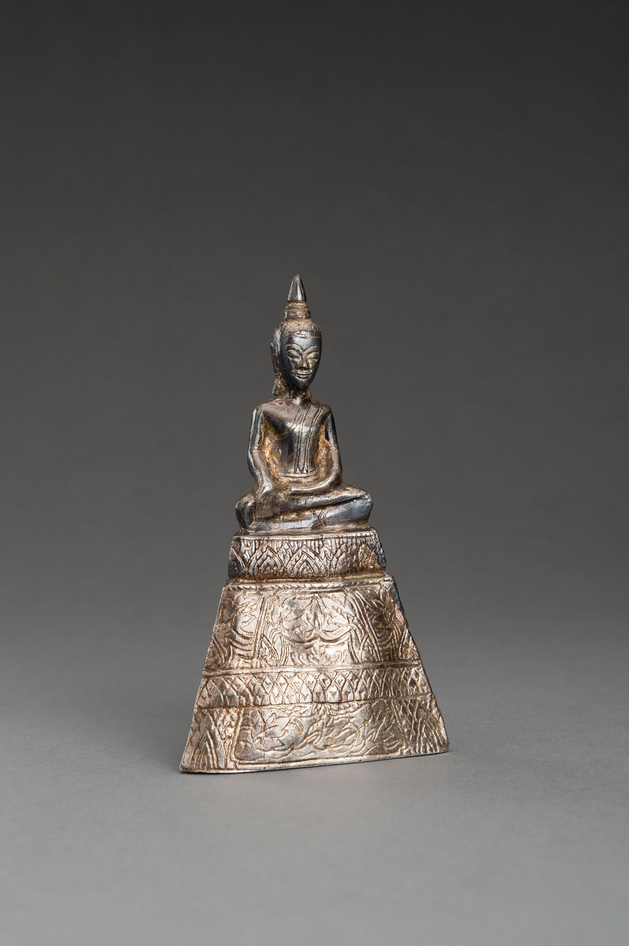 A THAI SILVER FOIL REPOUSSE FIGURE OF BUDDHA, 19th CENTURY - Bild 6 aus 10