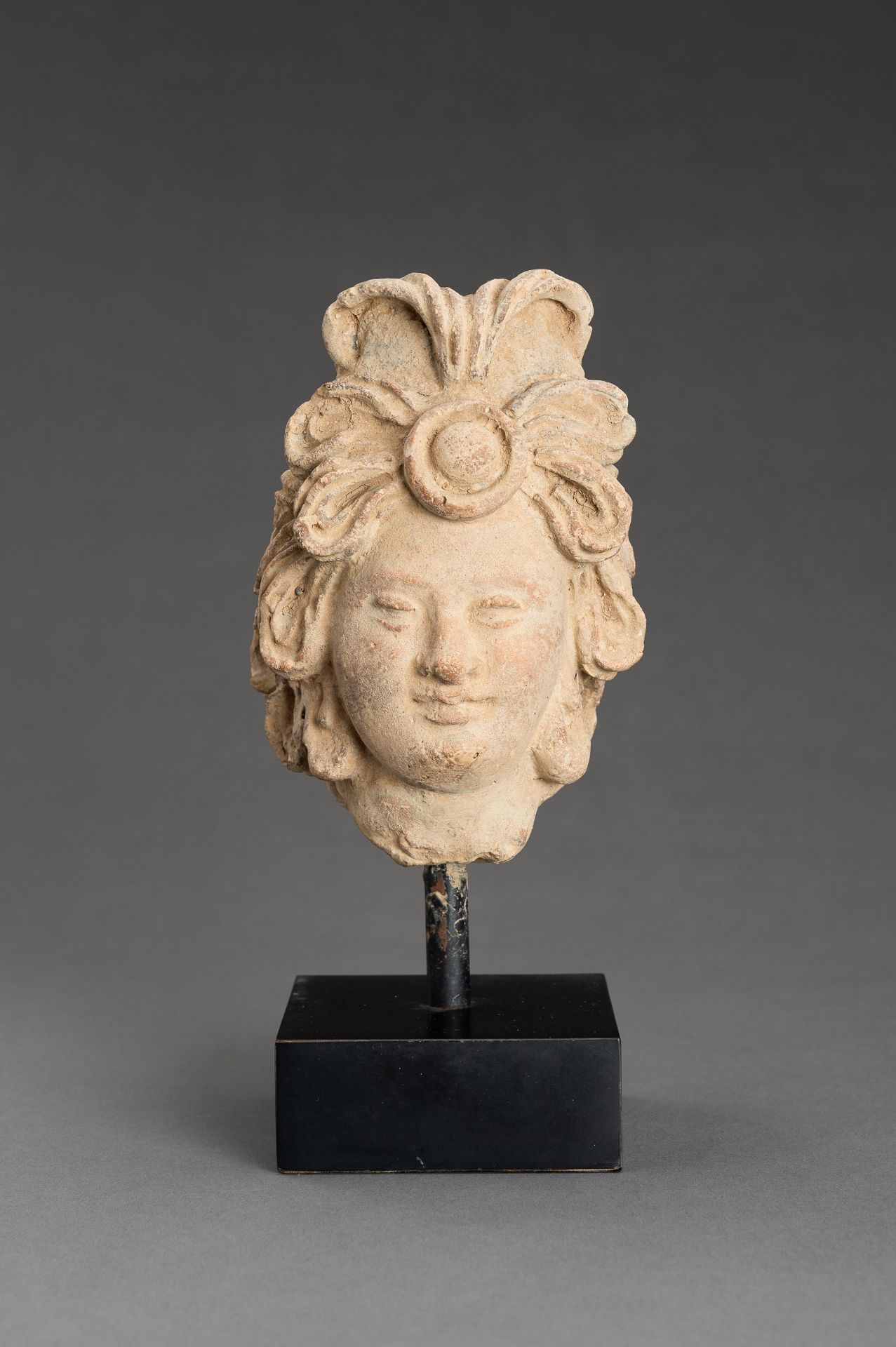 A STUCCO HEAD OF A BODHISATTVA - Bild 2 aus 11