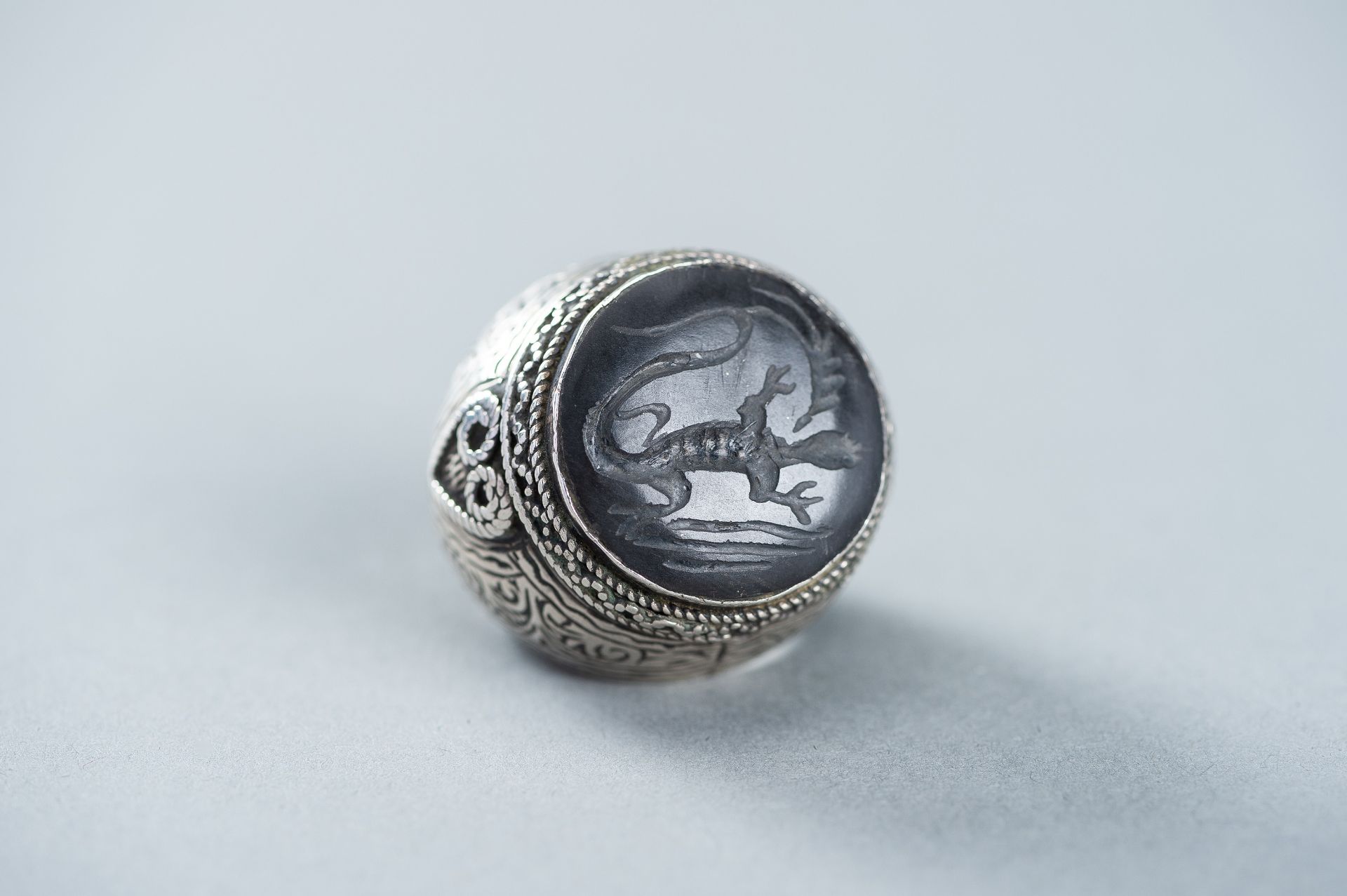 AN AGATE INTAGLIO INSET PERSIAN SILVER RING - Image 8 of 9
