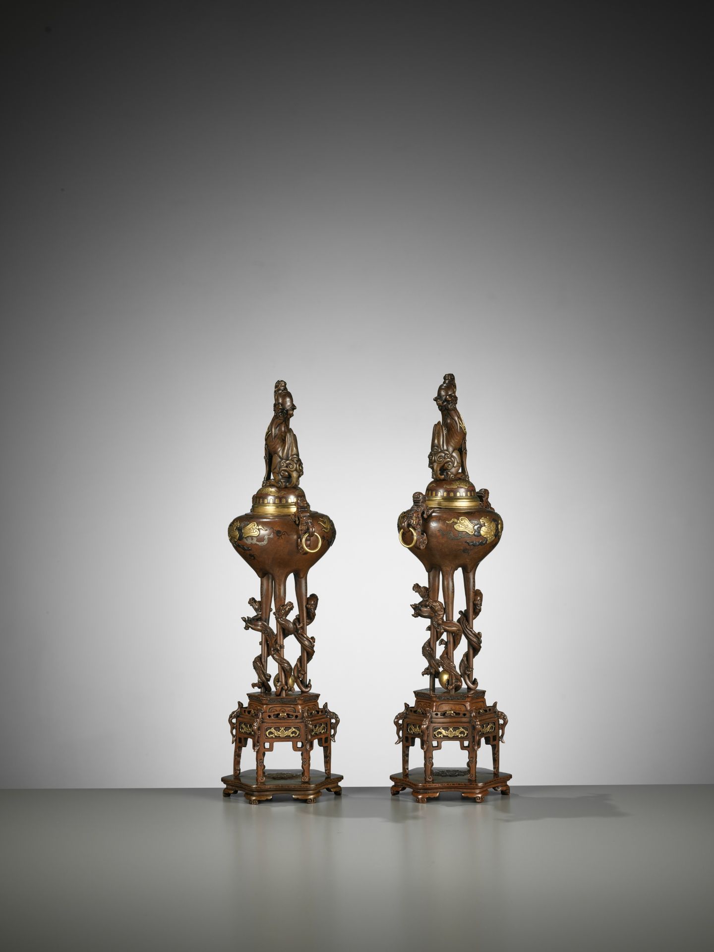 A PAIR OF SUPERB GOLD-INLAID BRONZE 'MYTHICAL BEASTS' KORO (INCENSE BURNERS) AND COVERS - Image 13 of 20