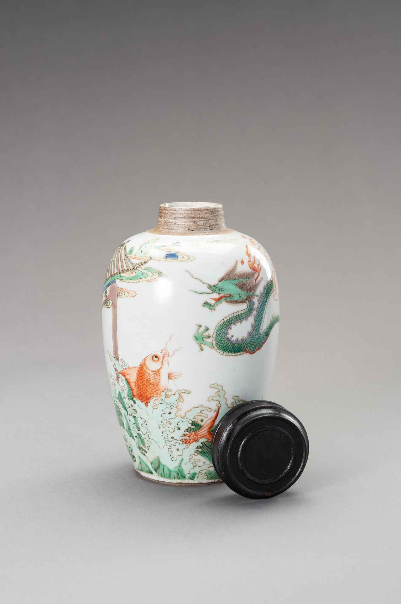 A FAMILLE VERTE 'DRAGON AND CARP' JAR, LATE QING DYNASTY - Bild 9 aus 12