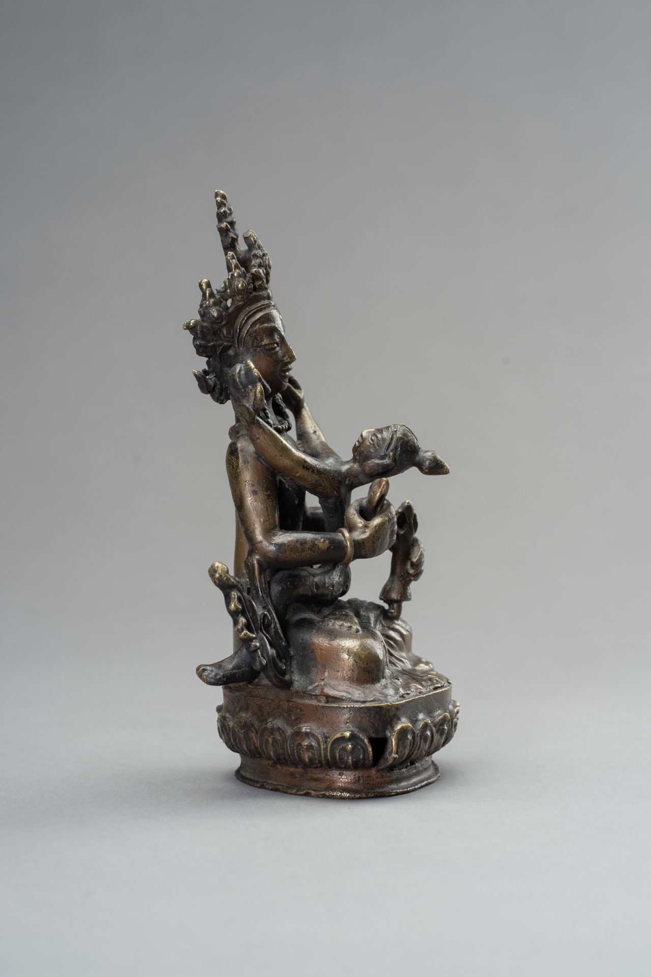 A BRONZE GROUP OF VAJRASATTVA IN UNION WITH VAJRAMAMANI, 1900s - Image 3 of 10