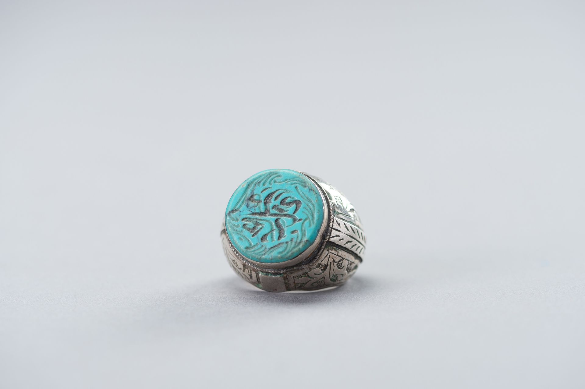 A PERSIAN SILVER RING WITH TURQUOISE MATRIX INTAGLIO, 19TH CENTURY - Image 3 of 9