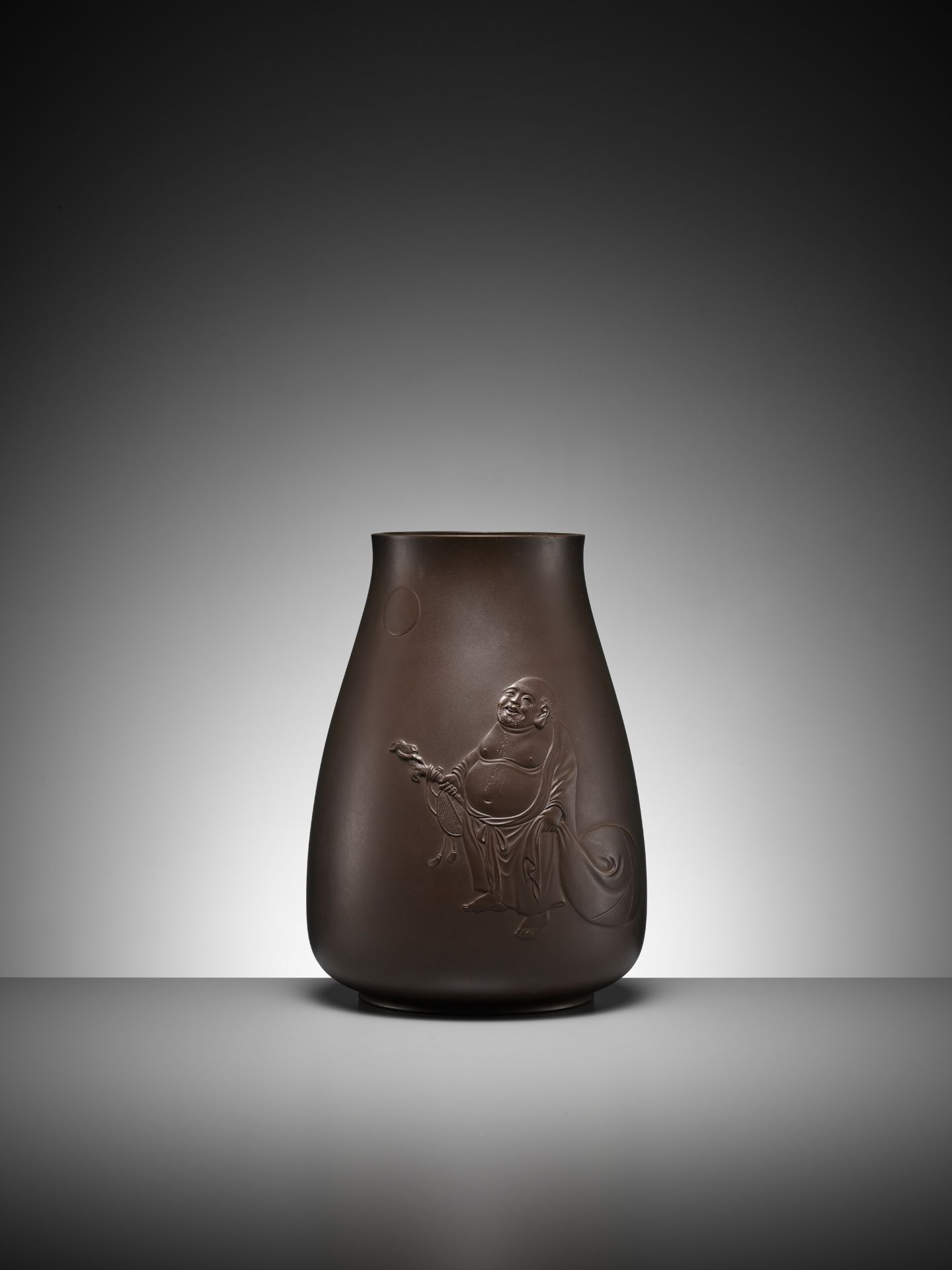 TANETOSHI: A FINE BRONZE VASE DEPICTING HOTEI GAZING AT THE FULL MOON - Image 3 of 11
