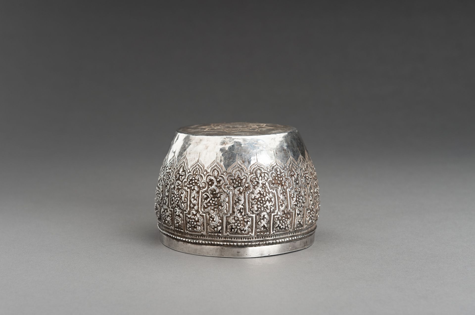 AN EMBOSSED BURMESE SILVER BOWL WITH FLORAL RELIEF - Bild 4 aus 13